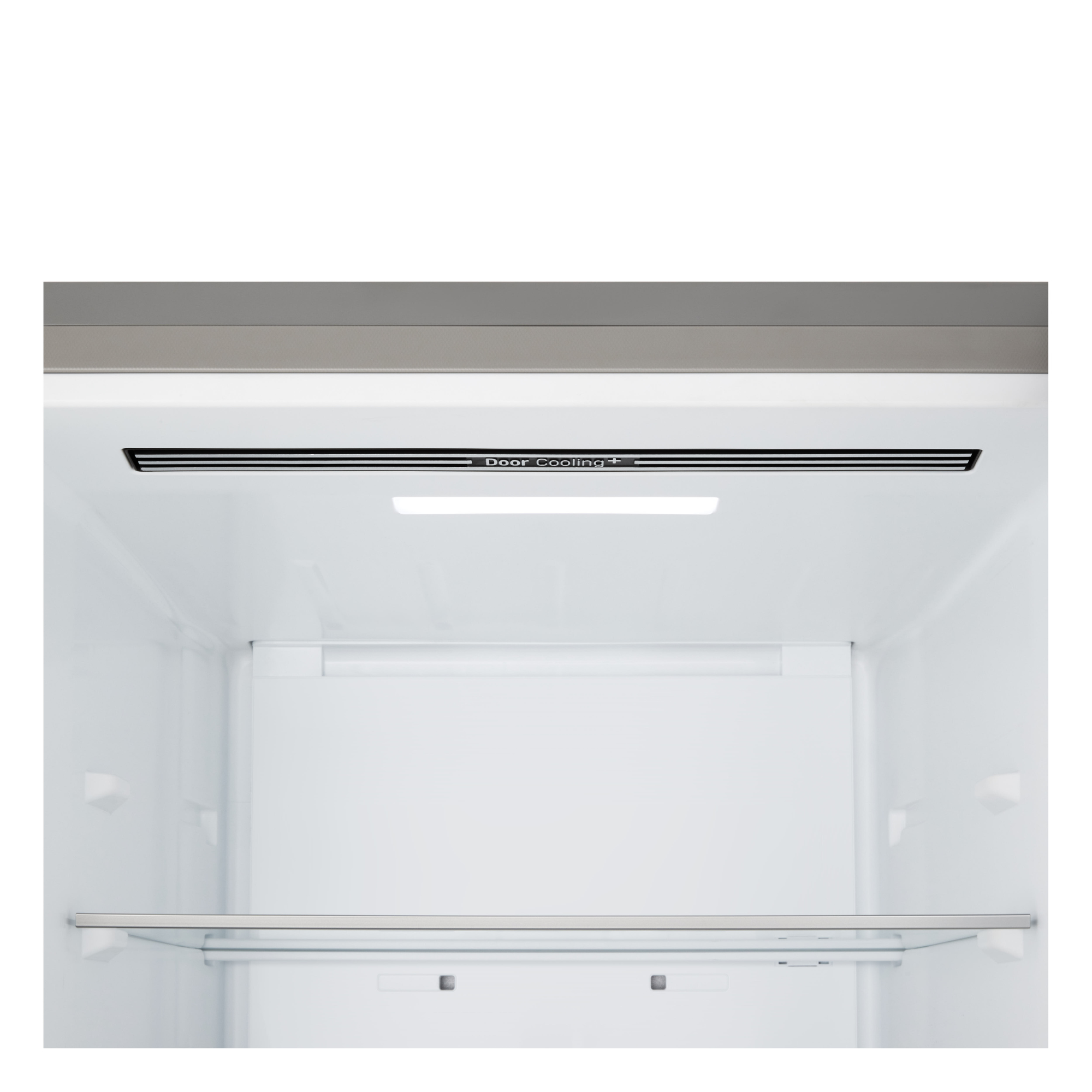 Vista interior de un refrigerador con un estante y una ventilación.