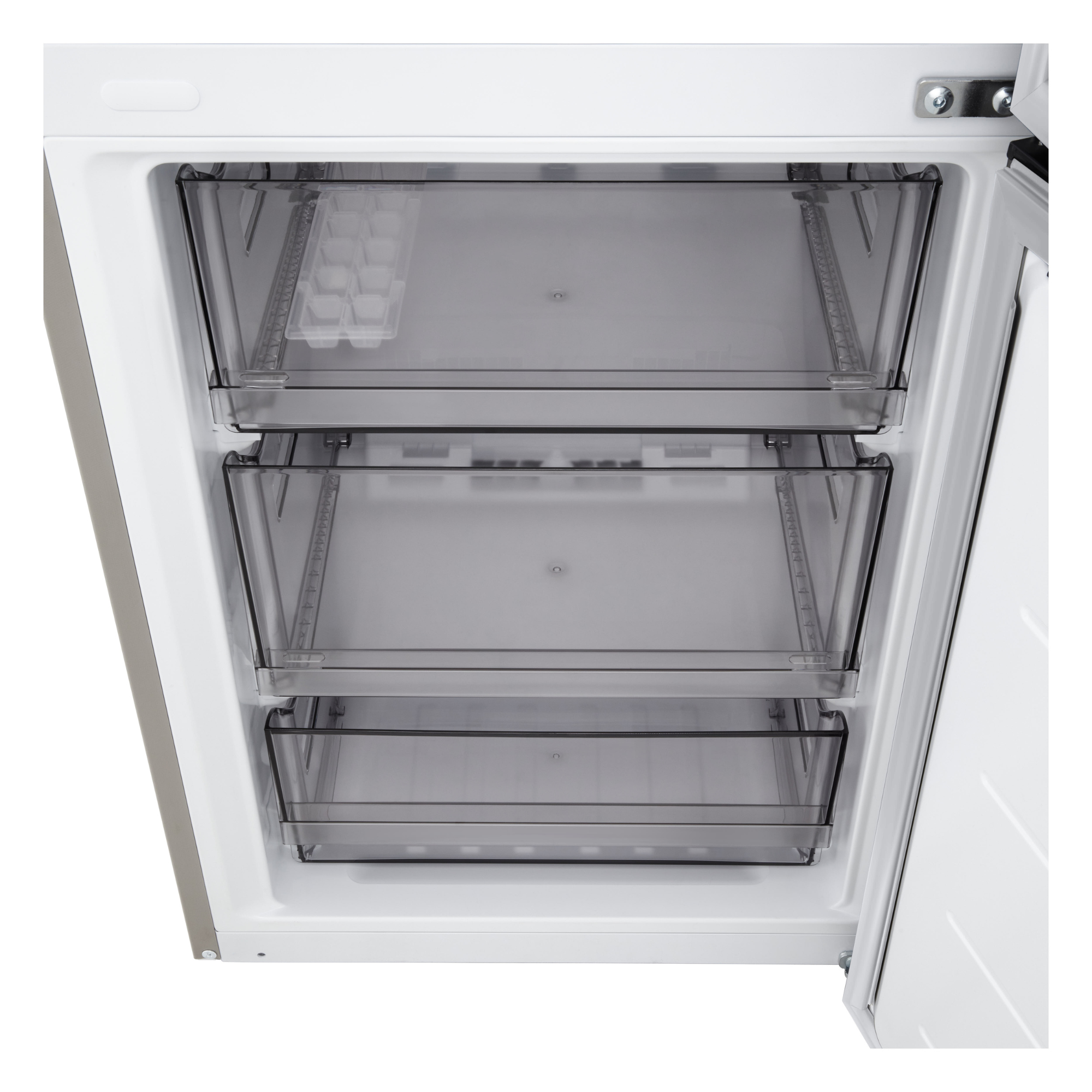 Un refrigerador abierto con tres cajones transparentes y una cubitera arriba.