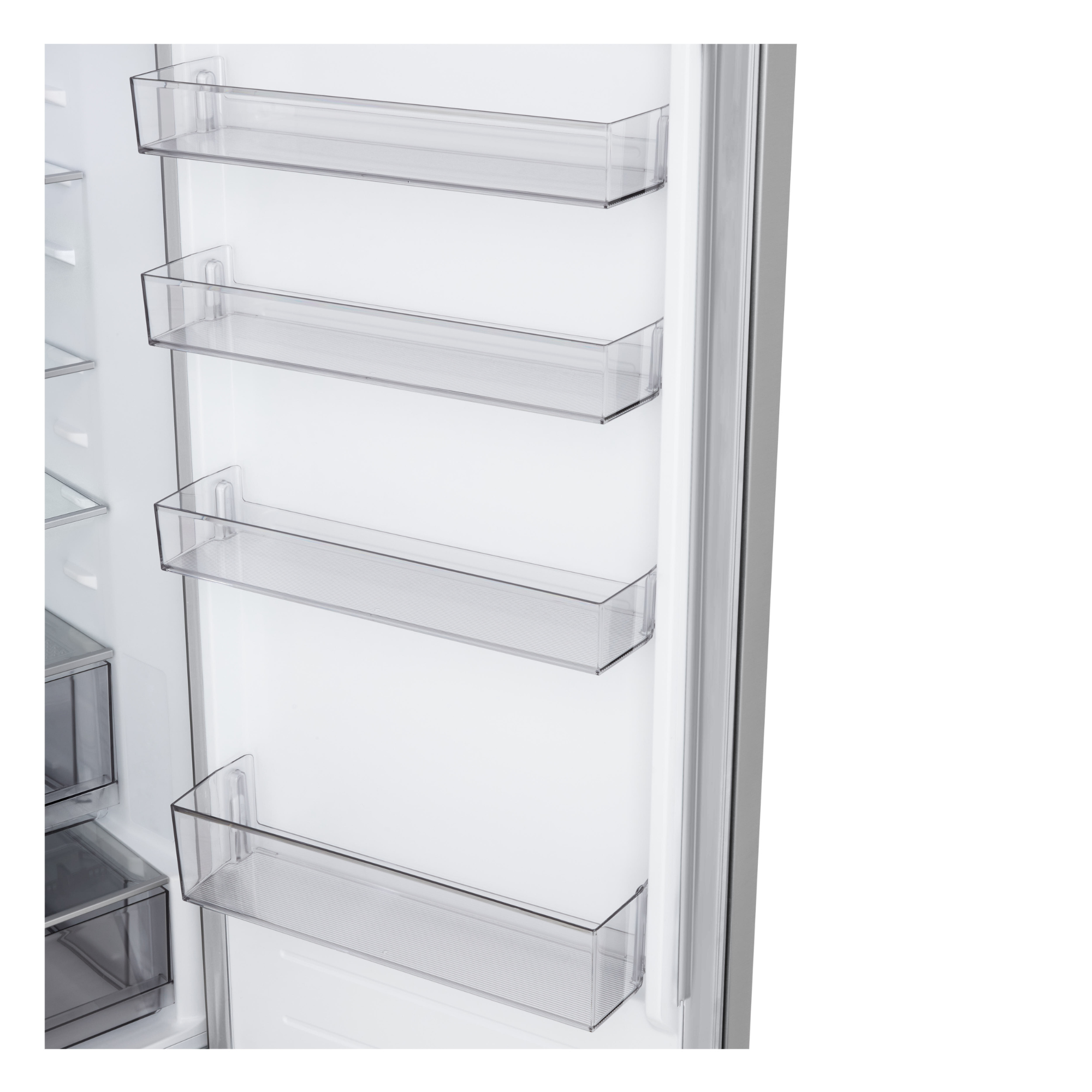 Estantes transparentes vacíos en la puerta del refrigerador.