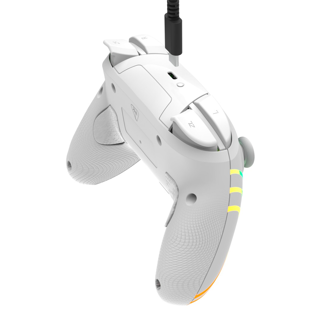 Weißer Gamecontroller mit Kabelanschluss und Ladeanzeige.