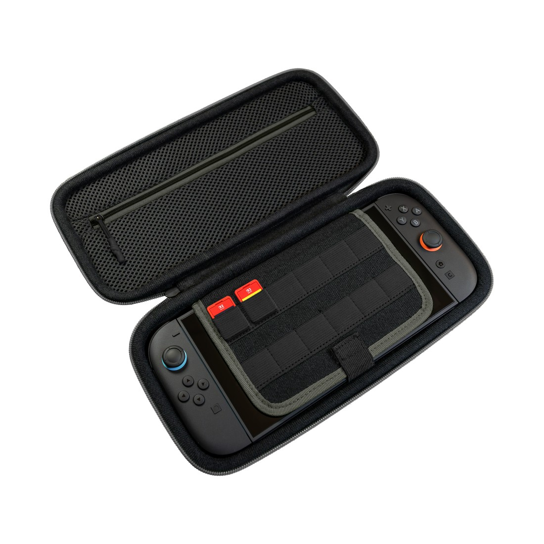 Ein schwarzes Etui mit einem Spielgerät und Speicherkarten.