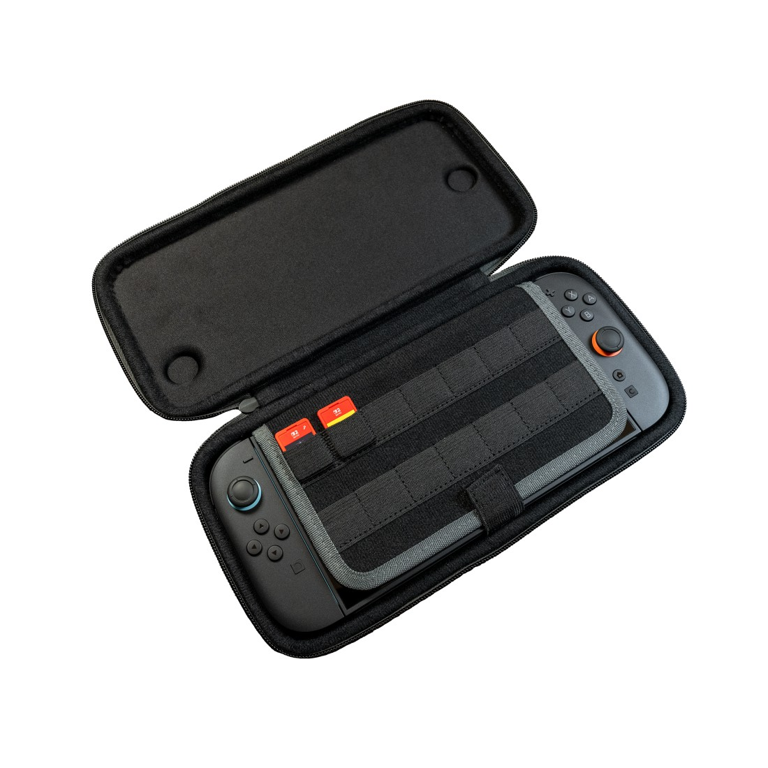 Ein schwarzes Nintendo Switch Etui mit Spielekonsole und zwei SD-Karten.