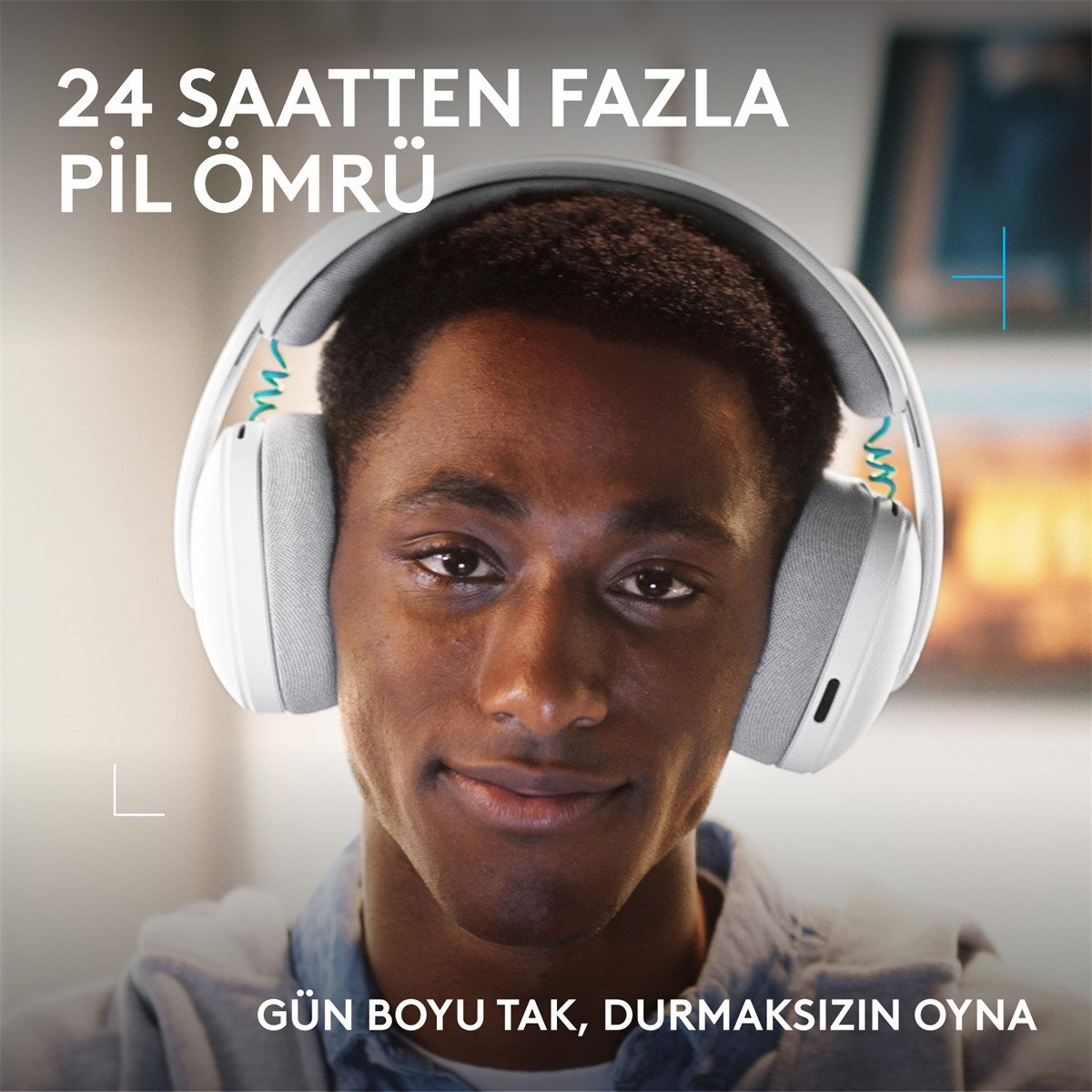 Beyaz kulaklık takan, gülümseyen bir adam.