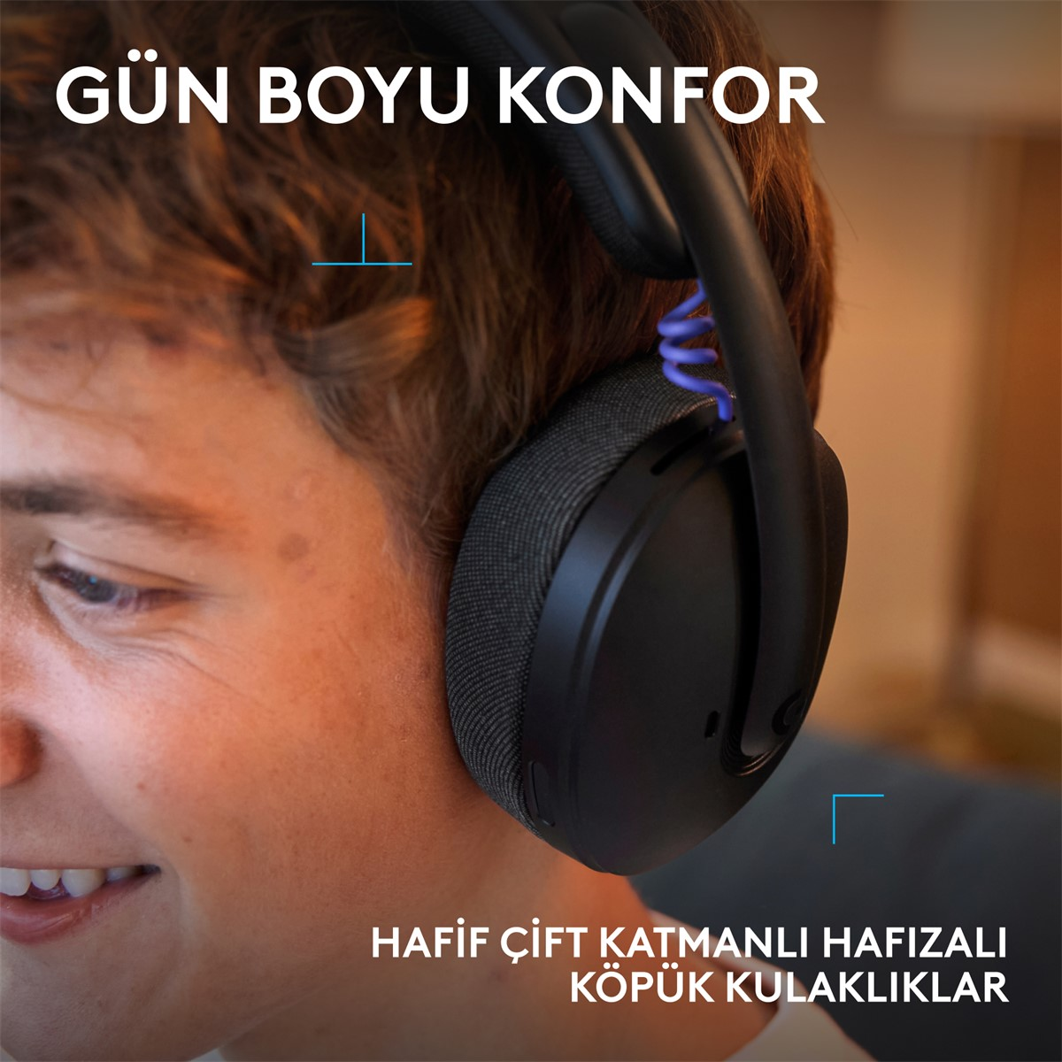 Kulaklık takmış, gülümseyen genç adam. Mavi aksanlı siyah kulaklık.