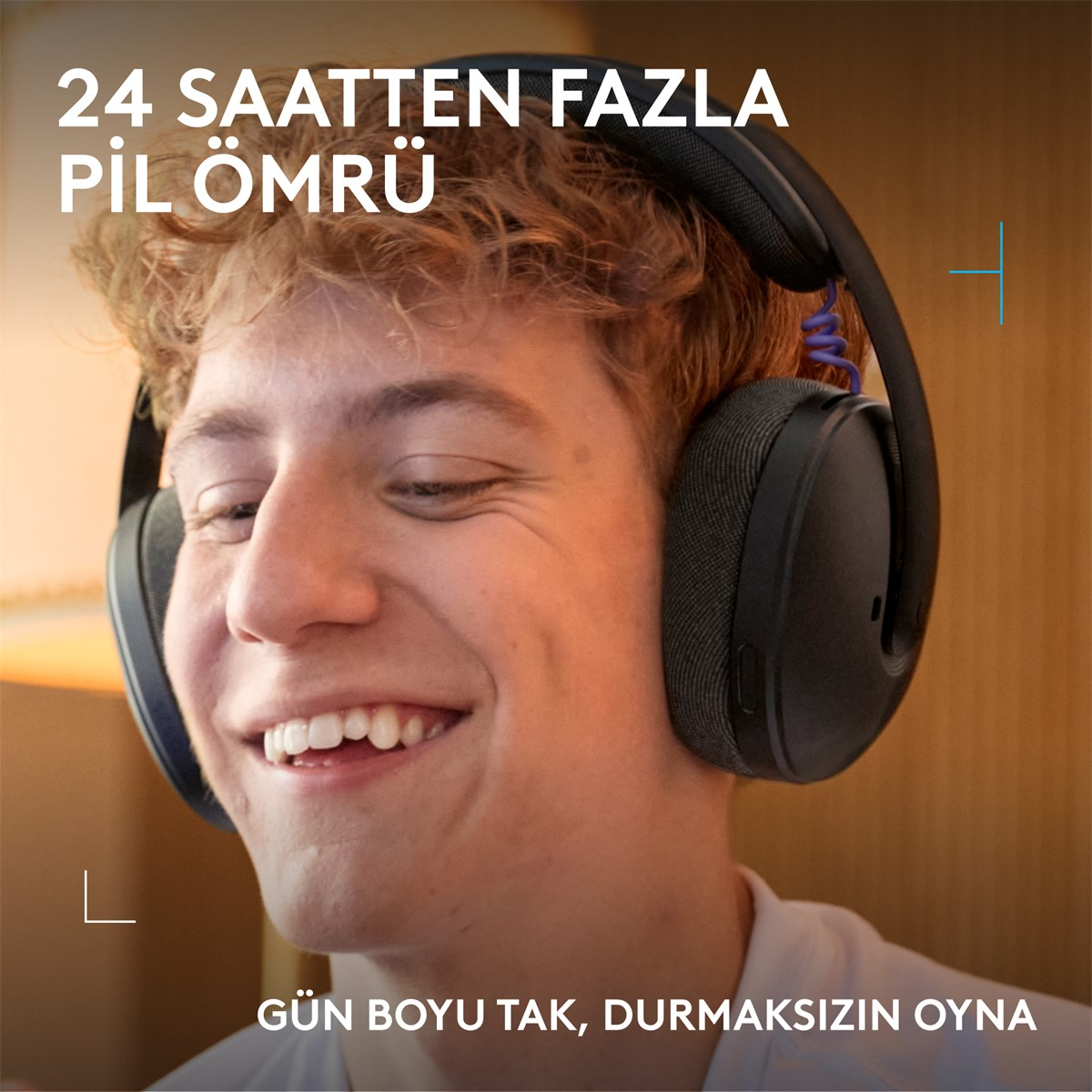 Kulaklıklı ve beyaz tişörtlü gülen genç adam. 24 saatin üzerinde pil ömrü.