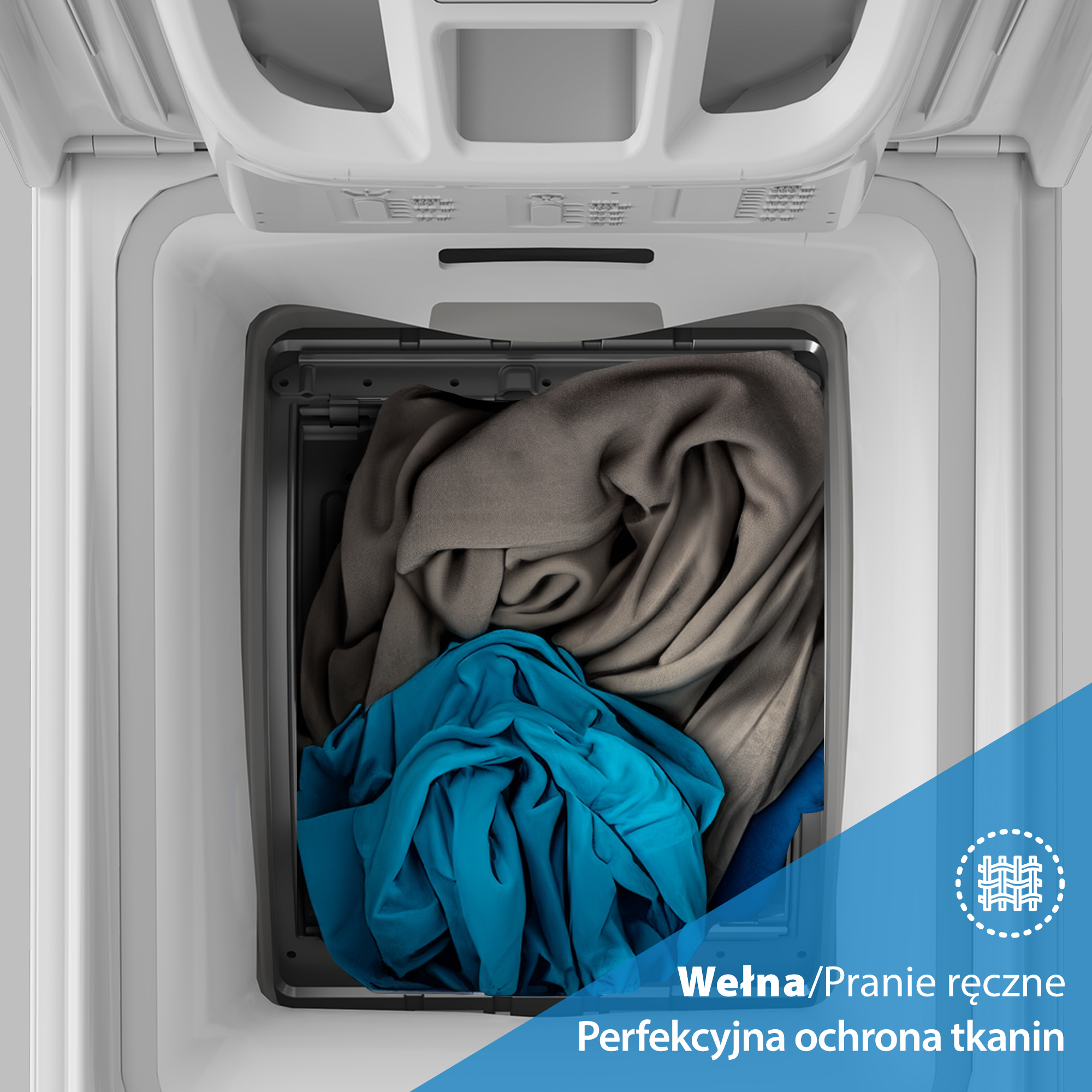 Bęben pralki z szarym i niebieskim praniem, pokrywa otwarta.