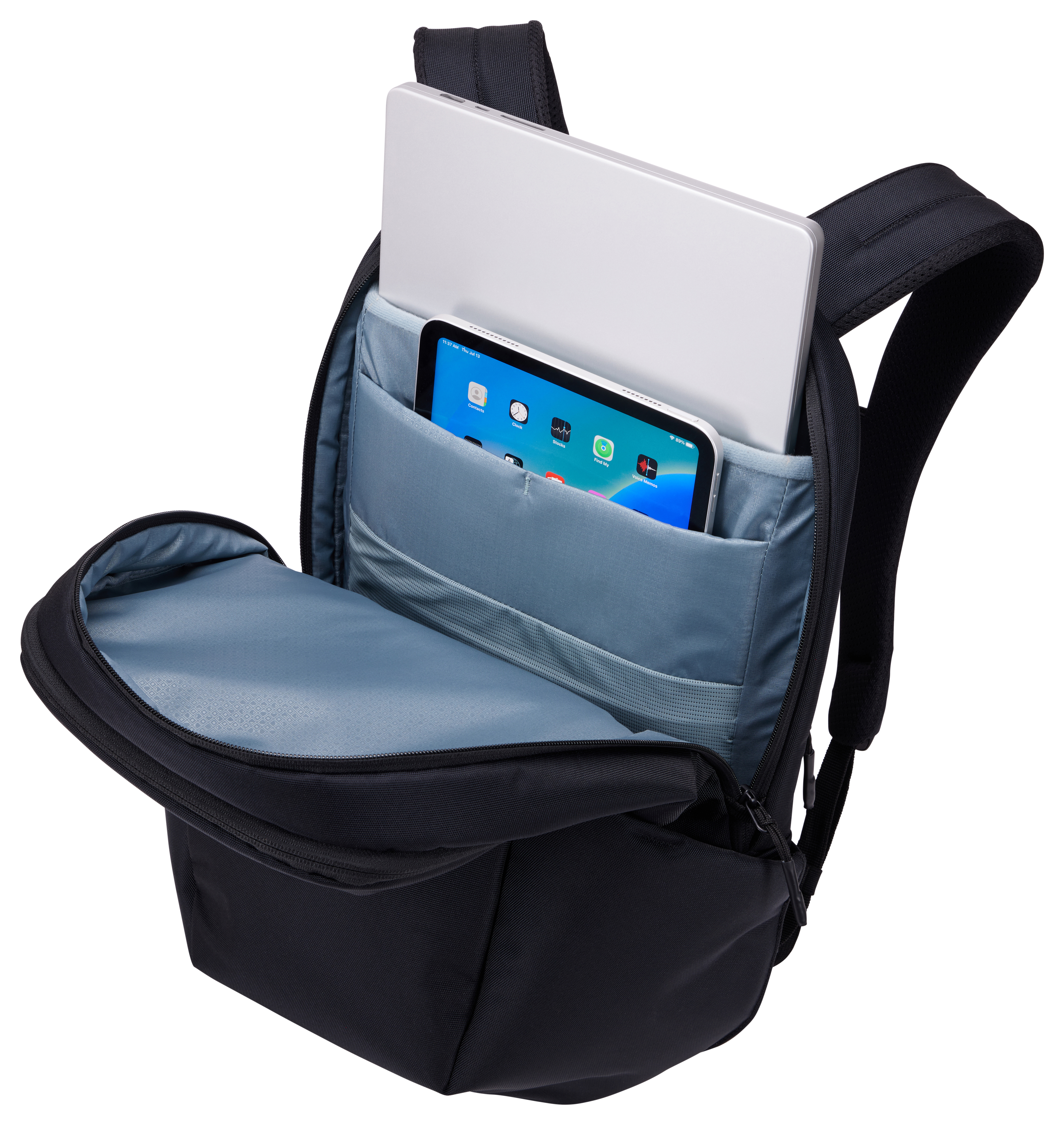 Açık ana bölmeli siyah sırt çantası, içinde dizüstü bilgisayar ve tablet.