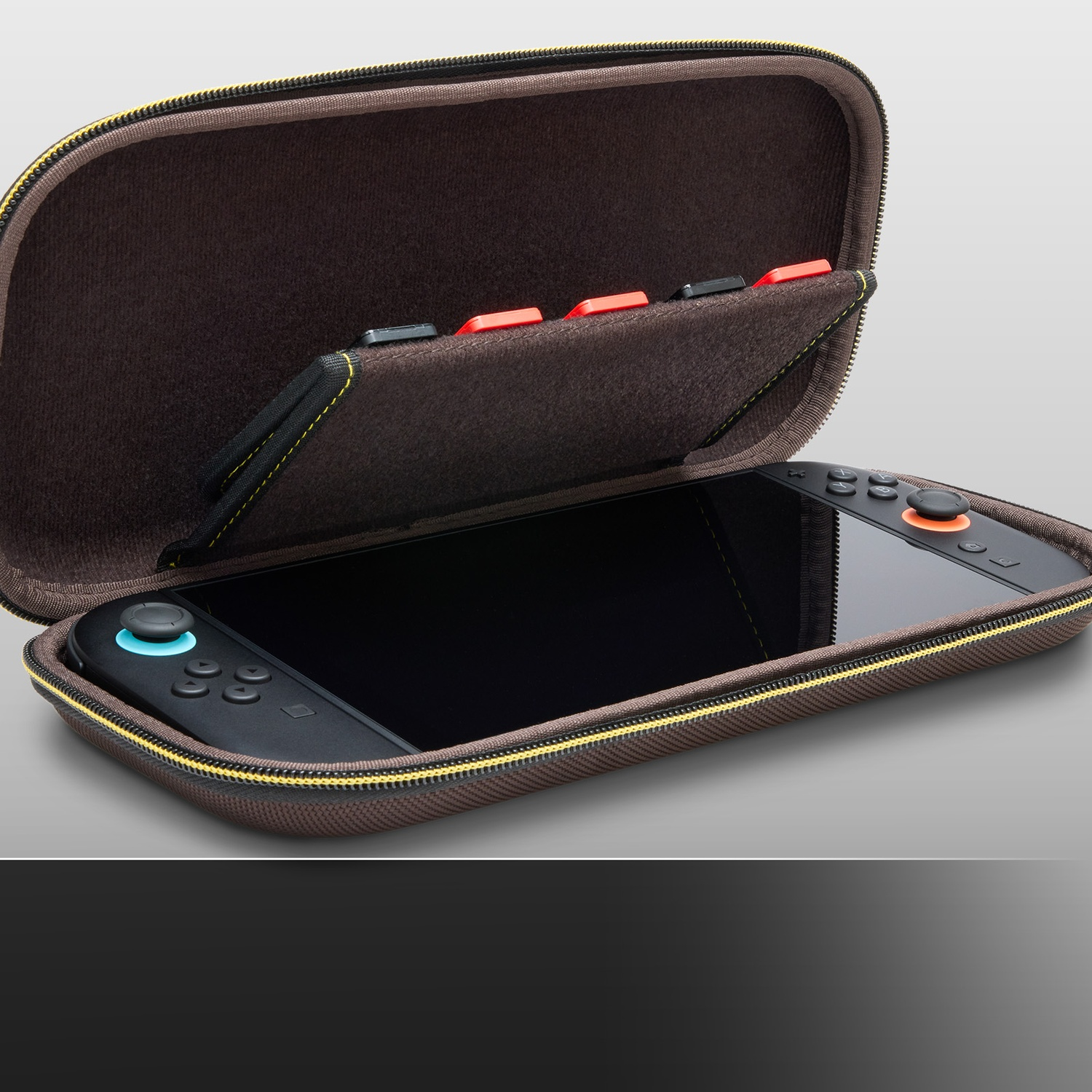 Un dispositivo di gioco portatile con controlli blu e arancioni all'interno di una custodia marrone.