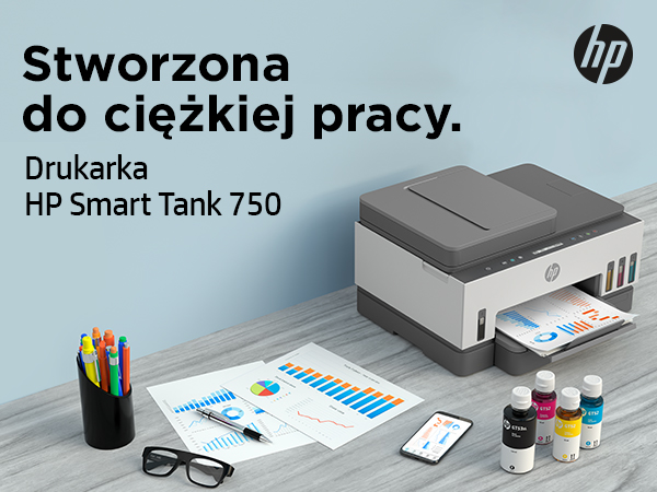 Drukarka HP Smart Tank 750 z butelkami z tuszem i wydrukami na drewnianym biurku.