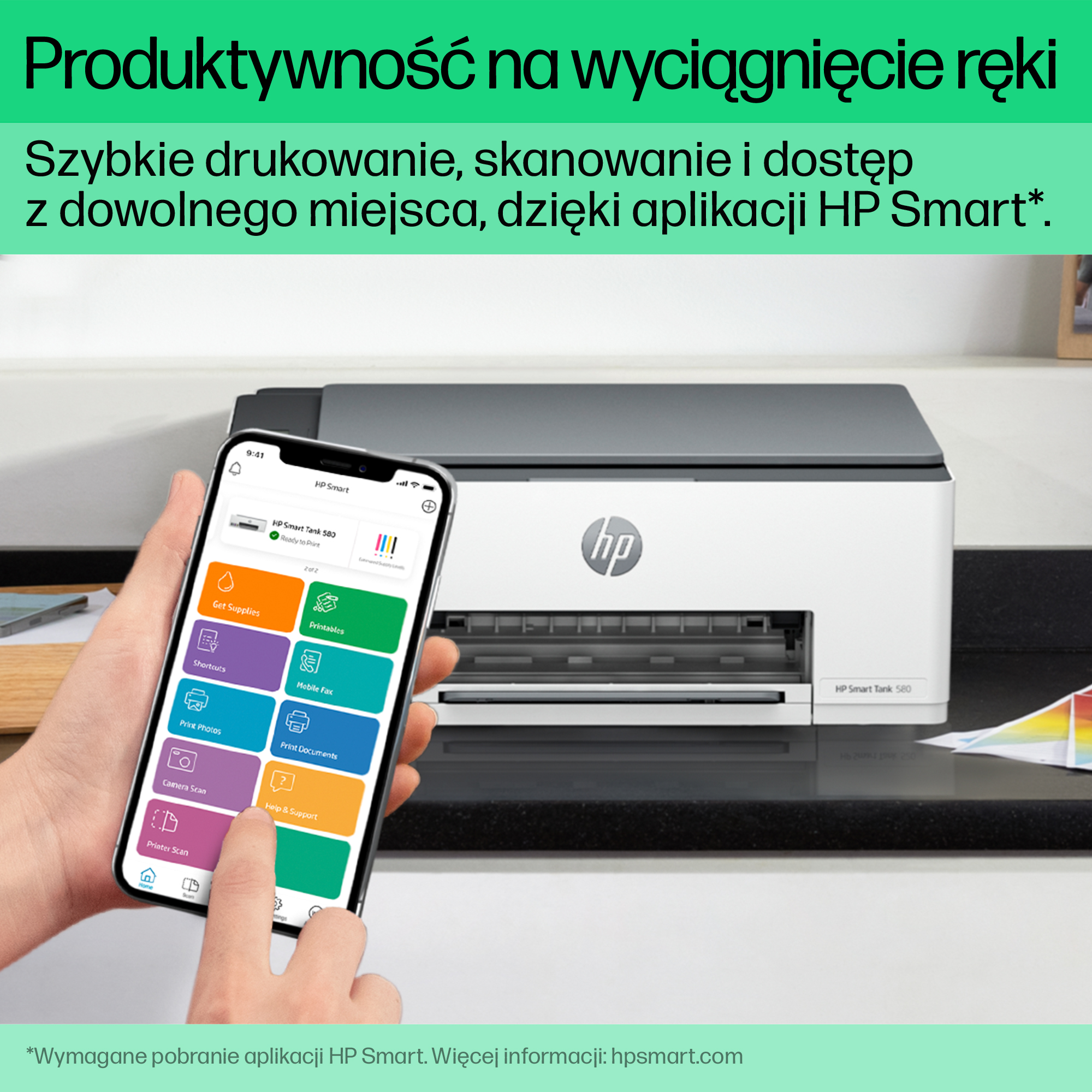 Smartfon z aplikacją HP Smart wyświetla drukarkę.