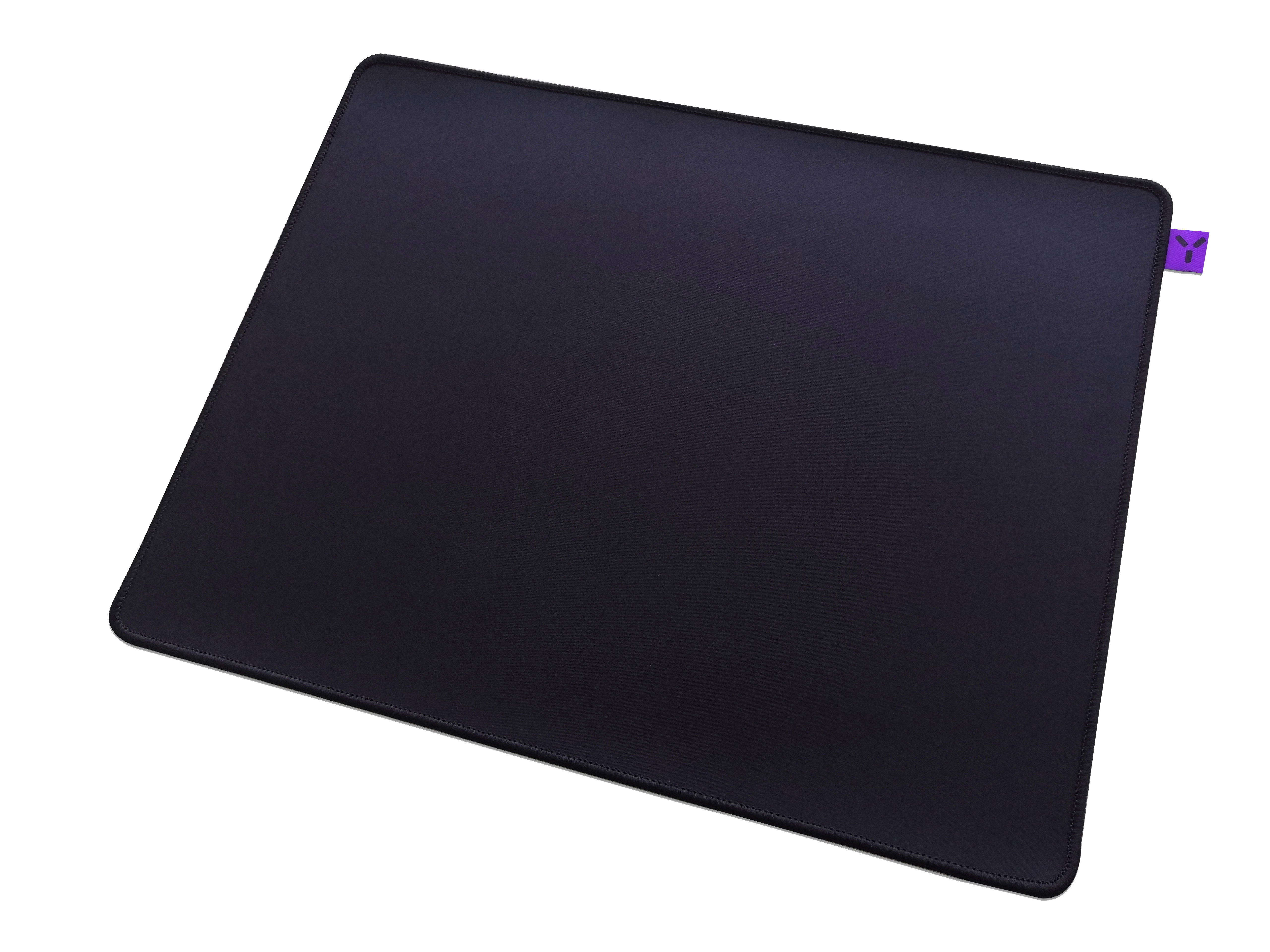 Ciemnoniebieska podkładka pod mysz z małym fioletowym logo w prawym górnym rogu.