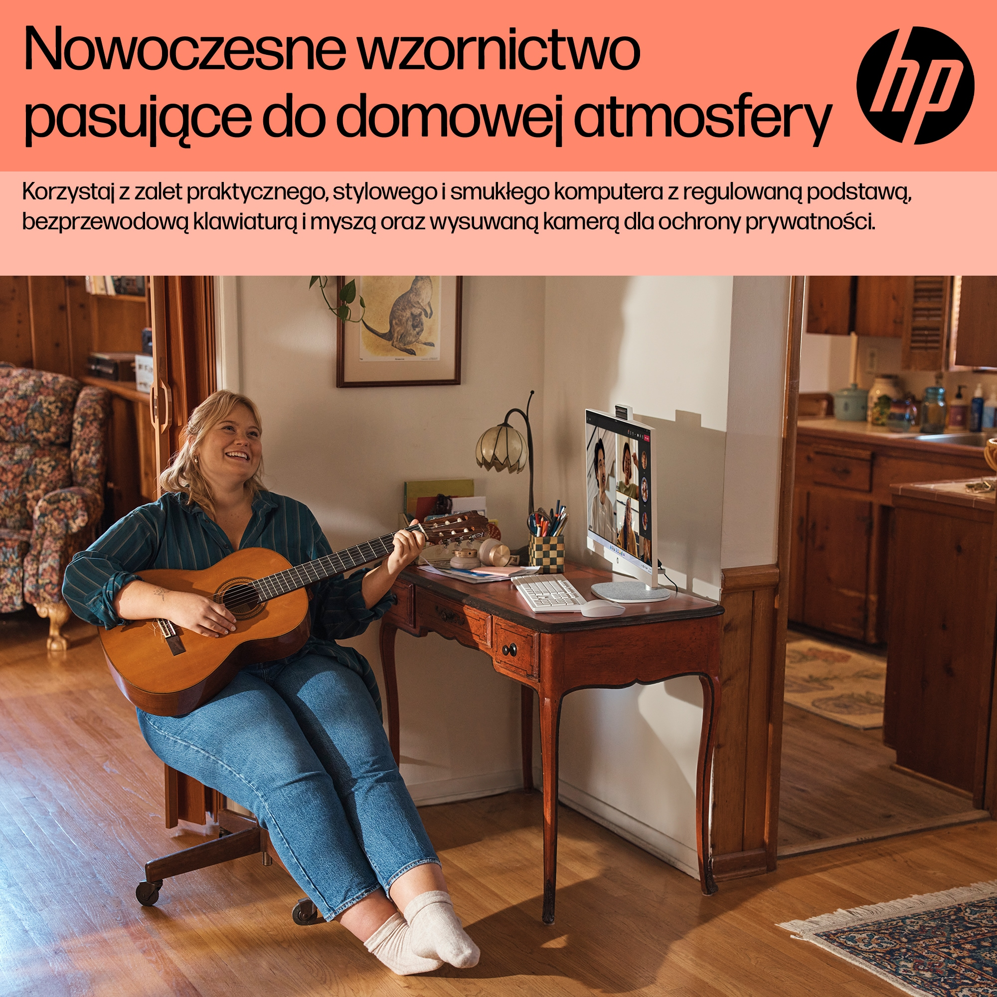 Kobieta gra na gitarze przy biurku z komputerem. Przytulne wnętrze.