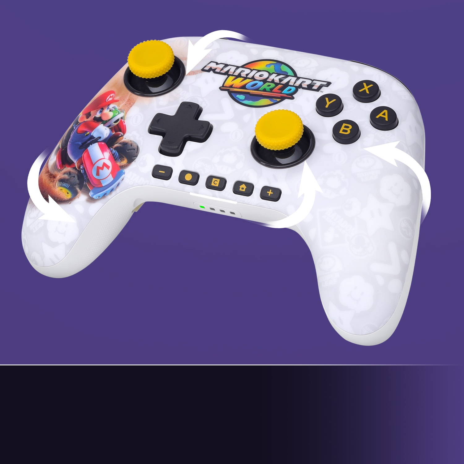 Un controller bianco con grafica Mario Kart World e artwork di Mario. Joystick gialli.