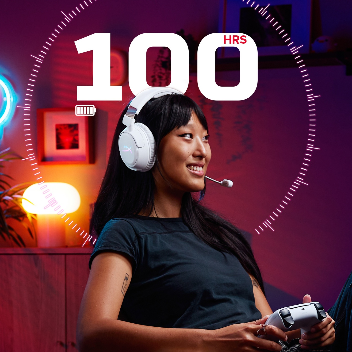 Une femme portant un casque blanc joue à des jeux vidéo avec une manette.