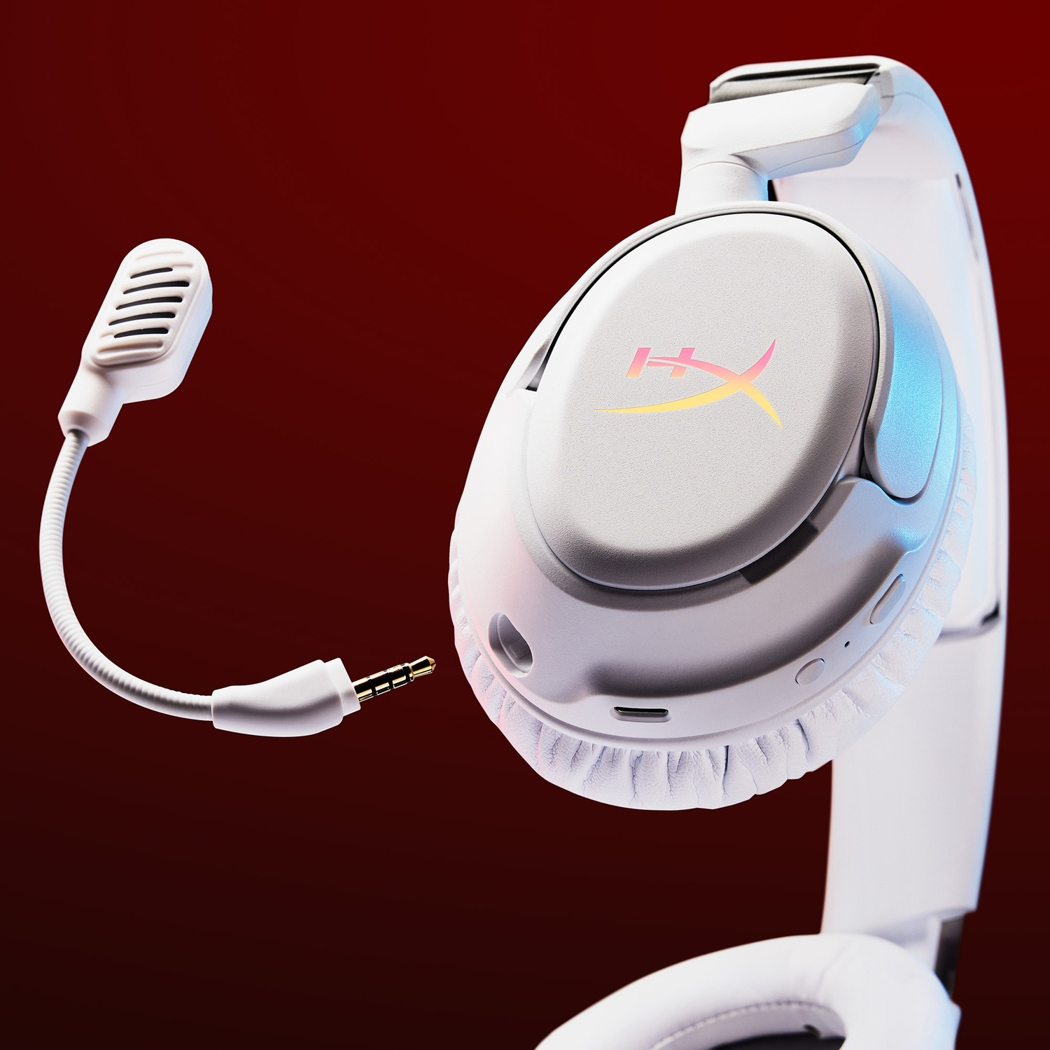 Un casque blanc avec microphone et prise jack sur fond rouge.