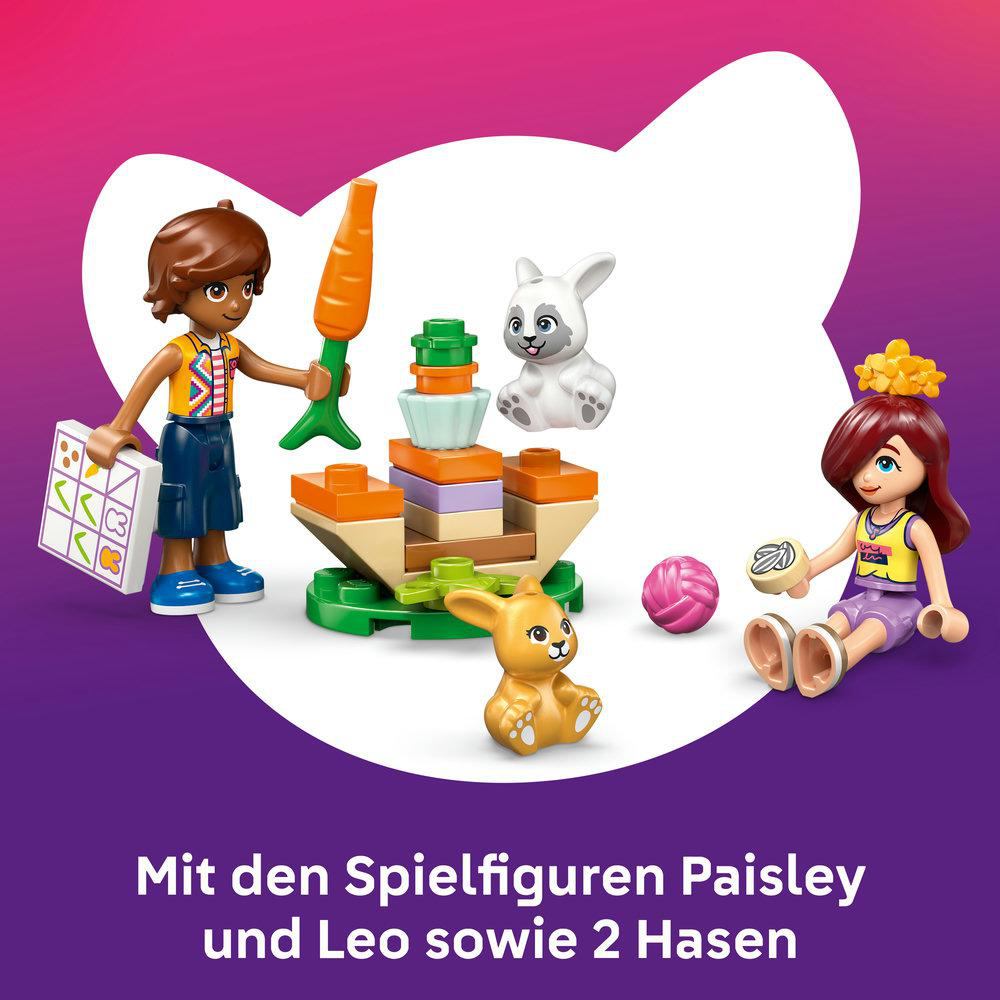 Paisley und Leo mit 2 Hasen, Karotte und Bausteinen.