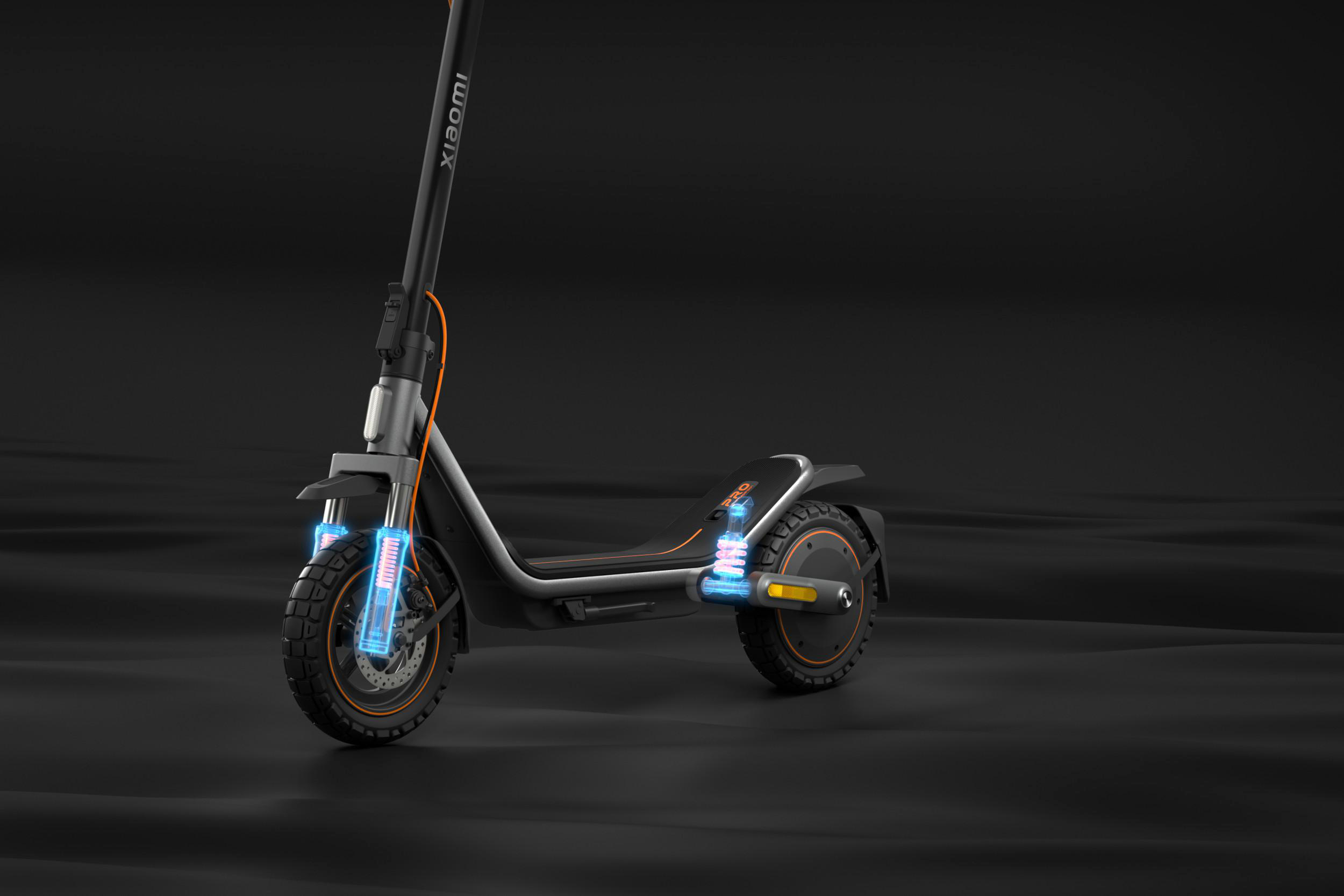 Ein schwarzer Xiaomi E-Scooter mit blau leuchtenden Stoßdämpfern auf dunklem Hintergrund.