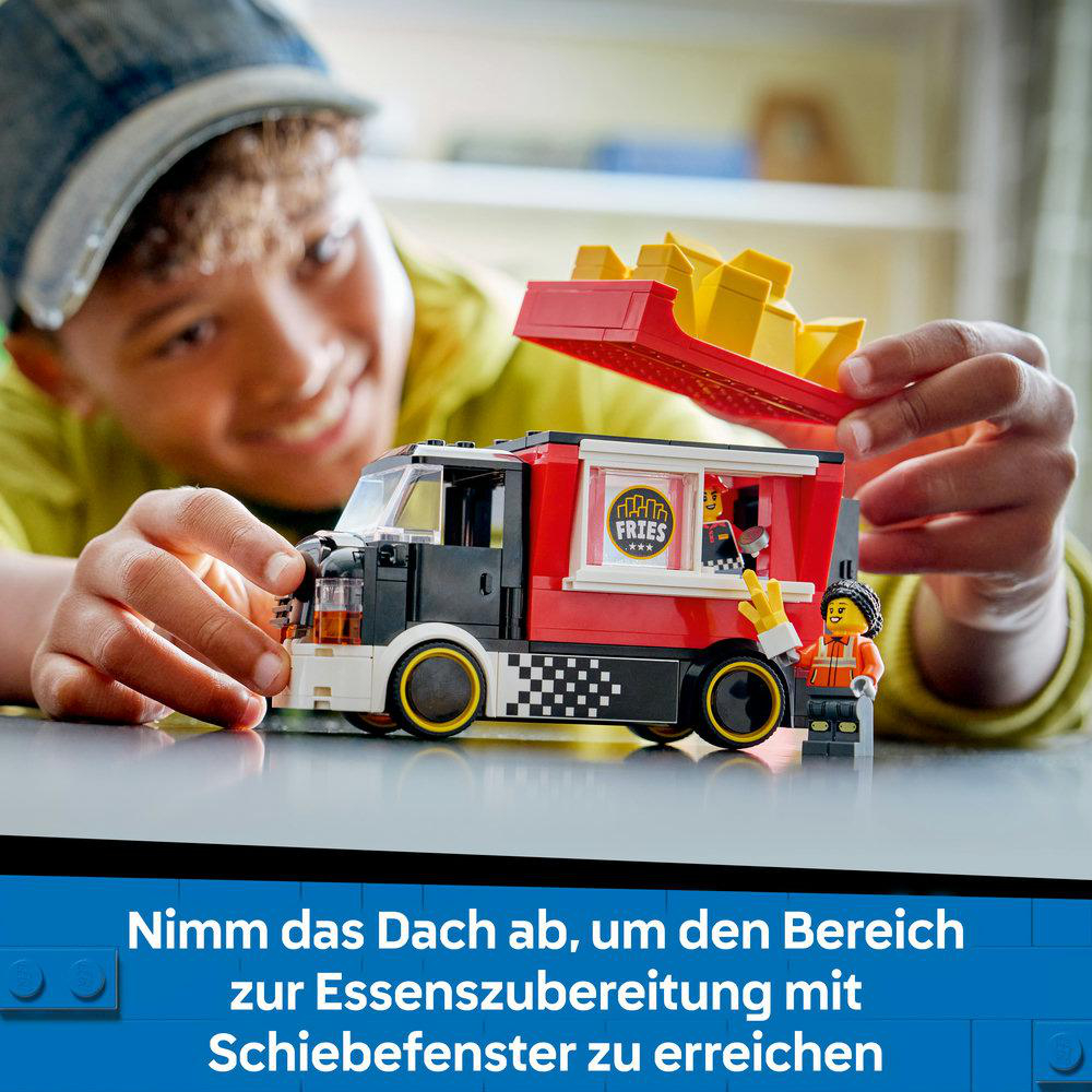 Ein Kind spielt mit einem Lego-Imbisswagen, der Pommes serviert.