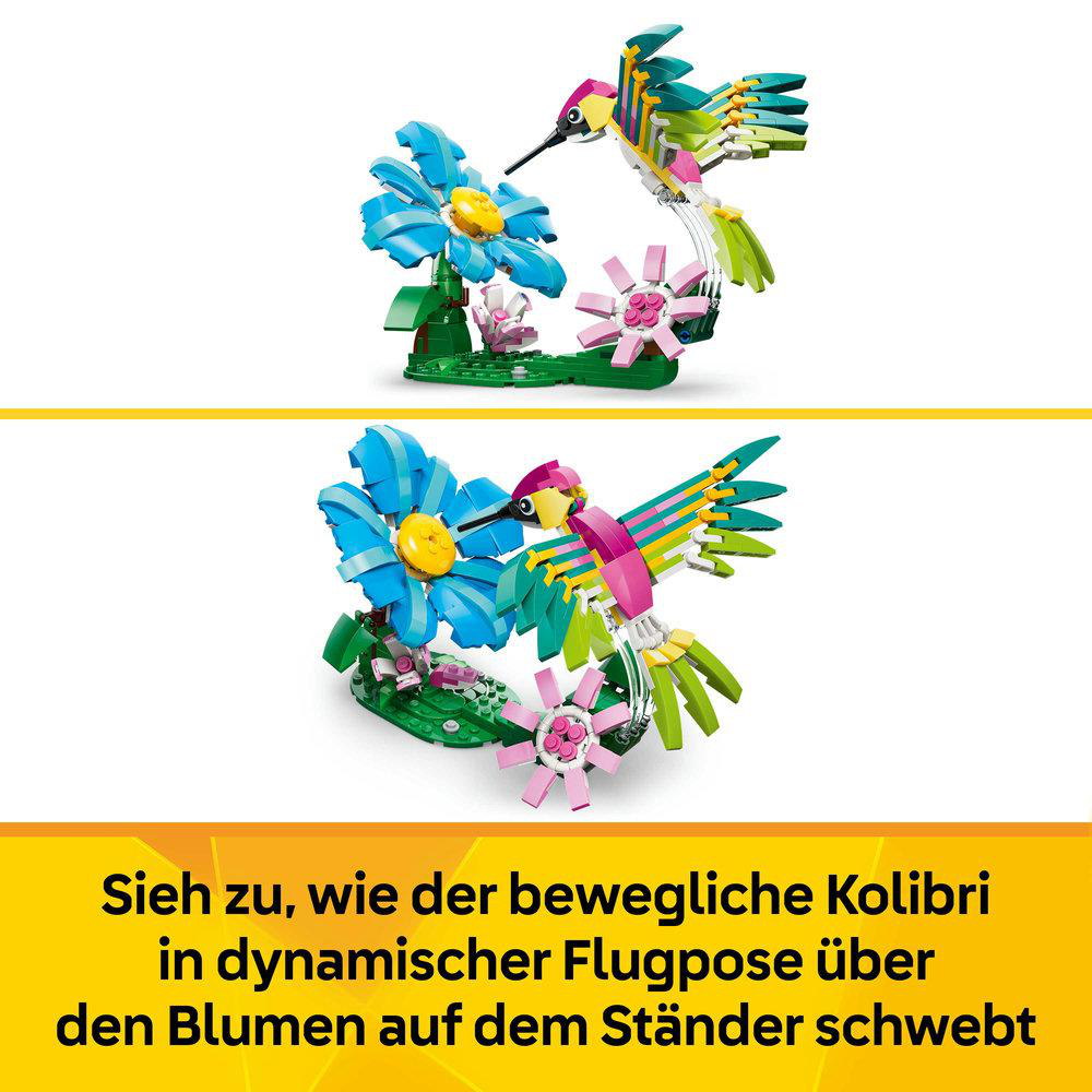 Ein bunter Lego-Kolibri in Flugpose über einer blauen Blume auf einem Ständer.