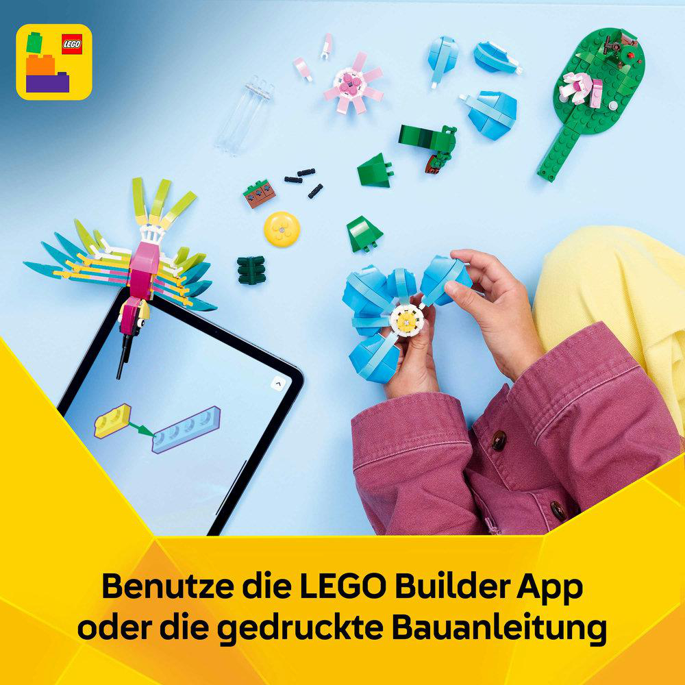 Kind baut mit bunten LEGO-Steinen, Tablet zeigt Bauanleitung.
