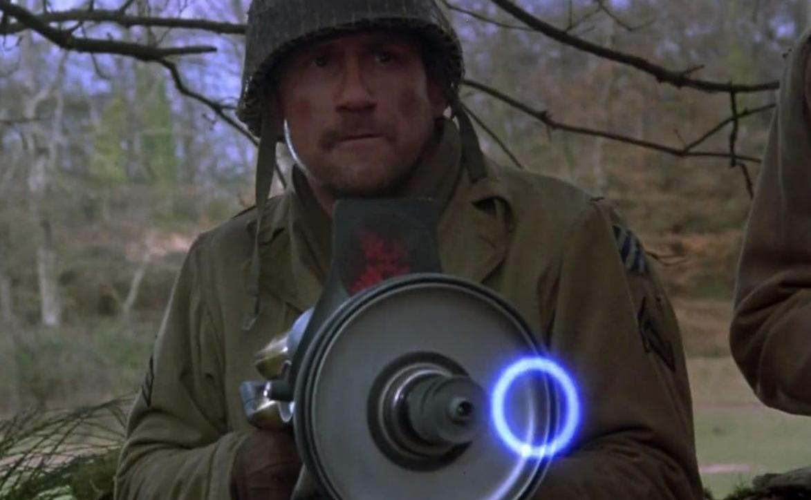 Soldat im Helm mit futuristischer Waffe, blauer Energieeffekt.