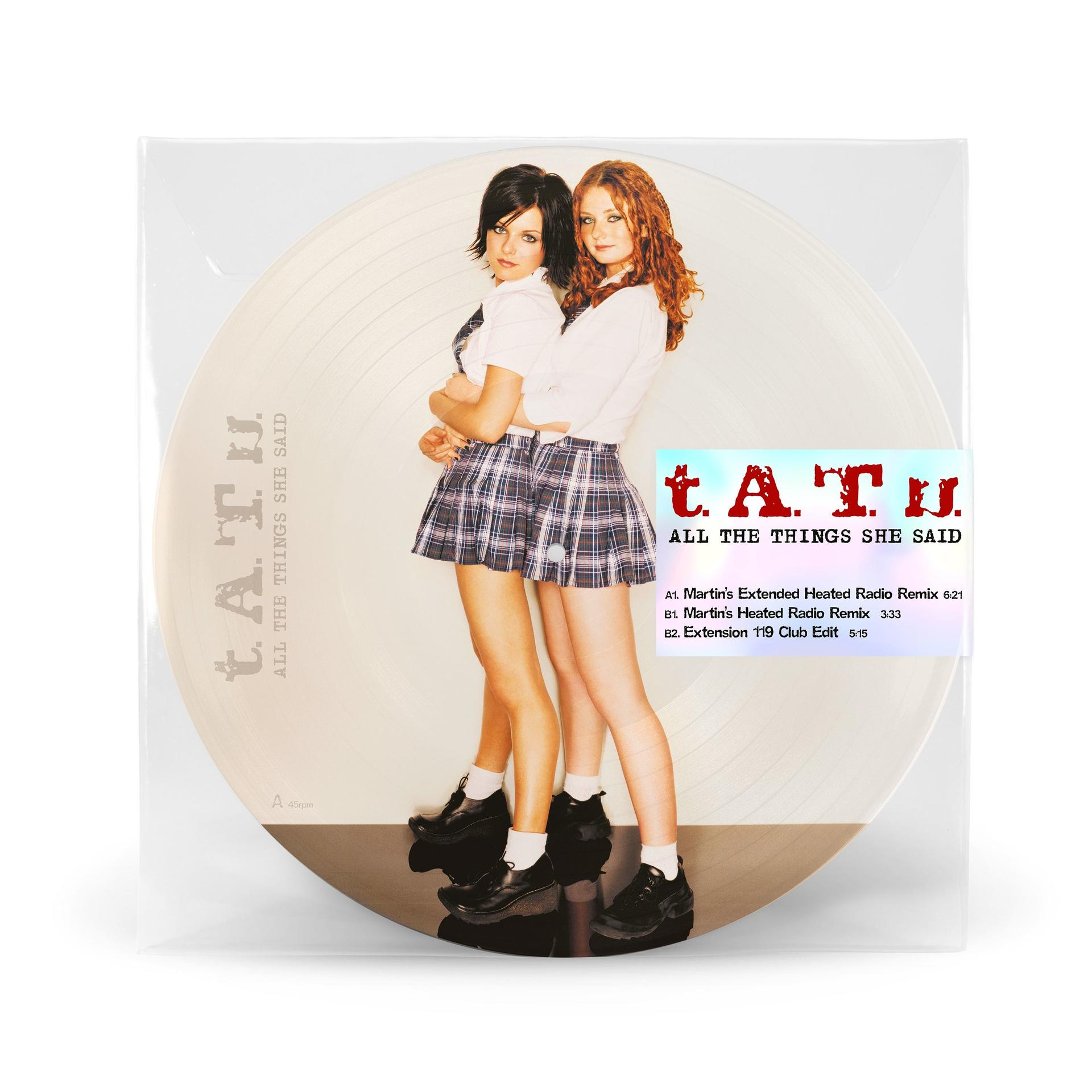 Zwei junge Frauen in Schuluniformen umarmen sich auf einer Vinylplatte.