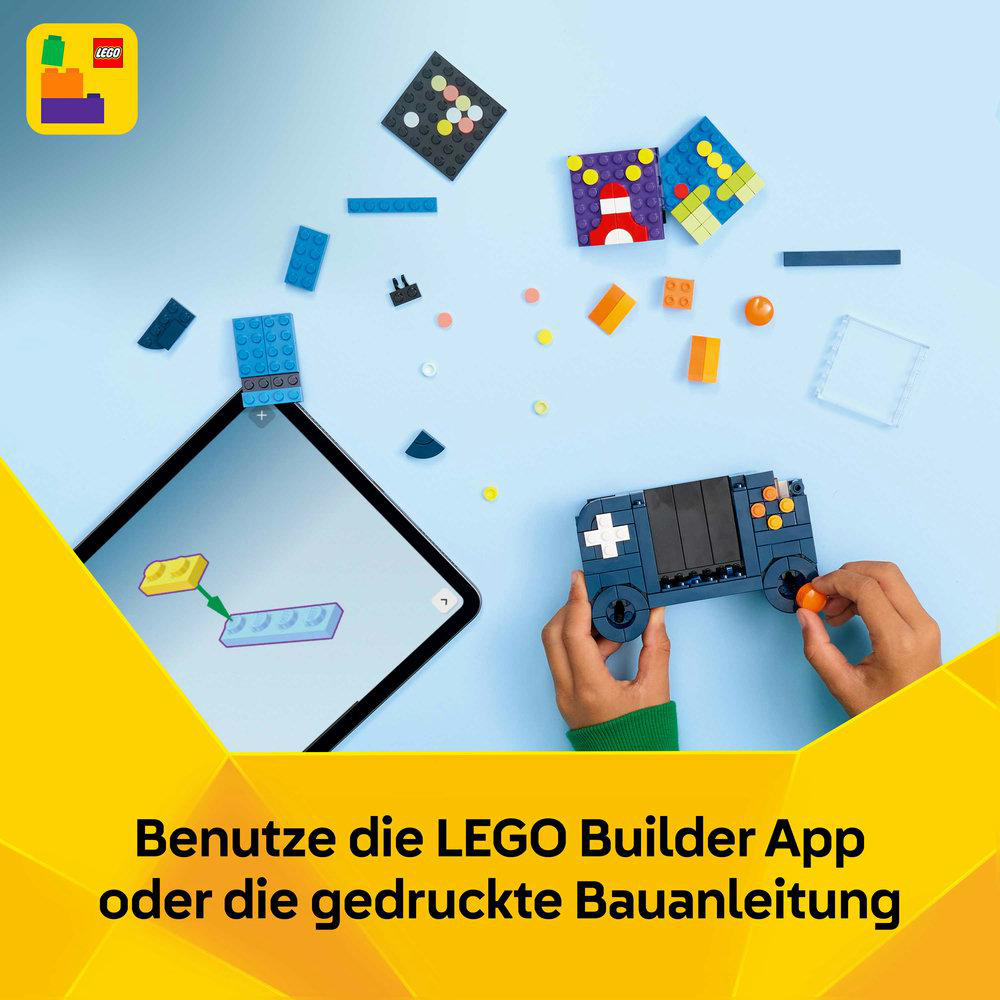 Hände bauen einen Lego-Controller mit einem Tablet, das Bauanleitungen zeigt.