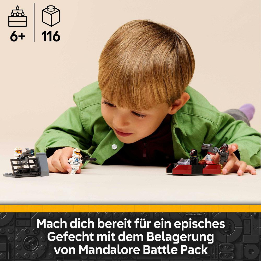 Junge spielt mit Lego Star Wars Figuren und Fahrzeugen.