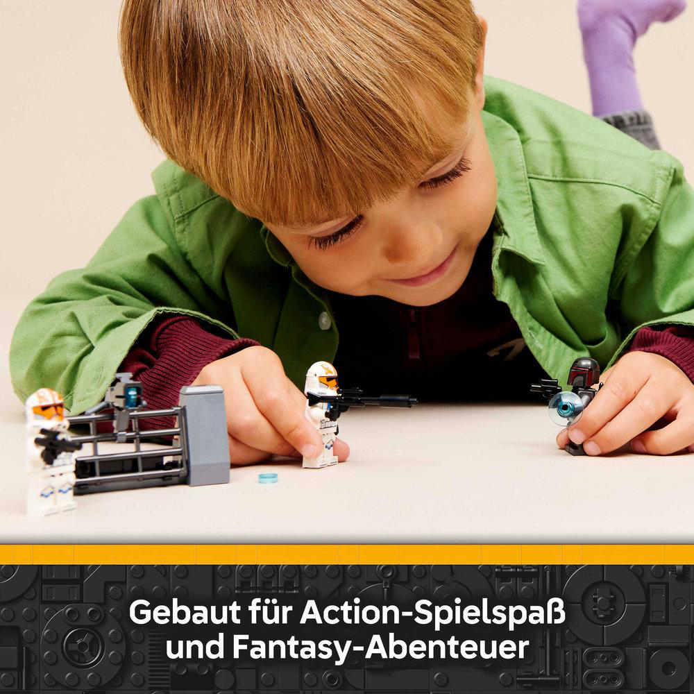 Junge spielt mit Star Wars Lego Figuren vor einer Kulisse mit Text.