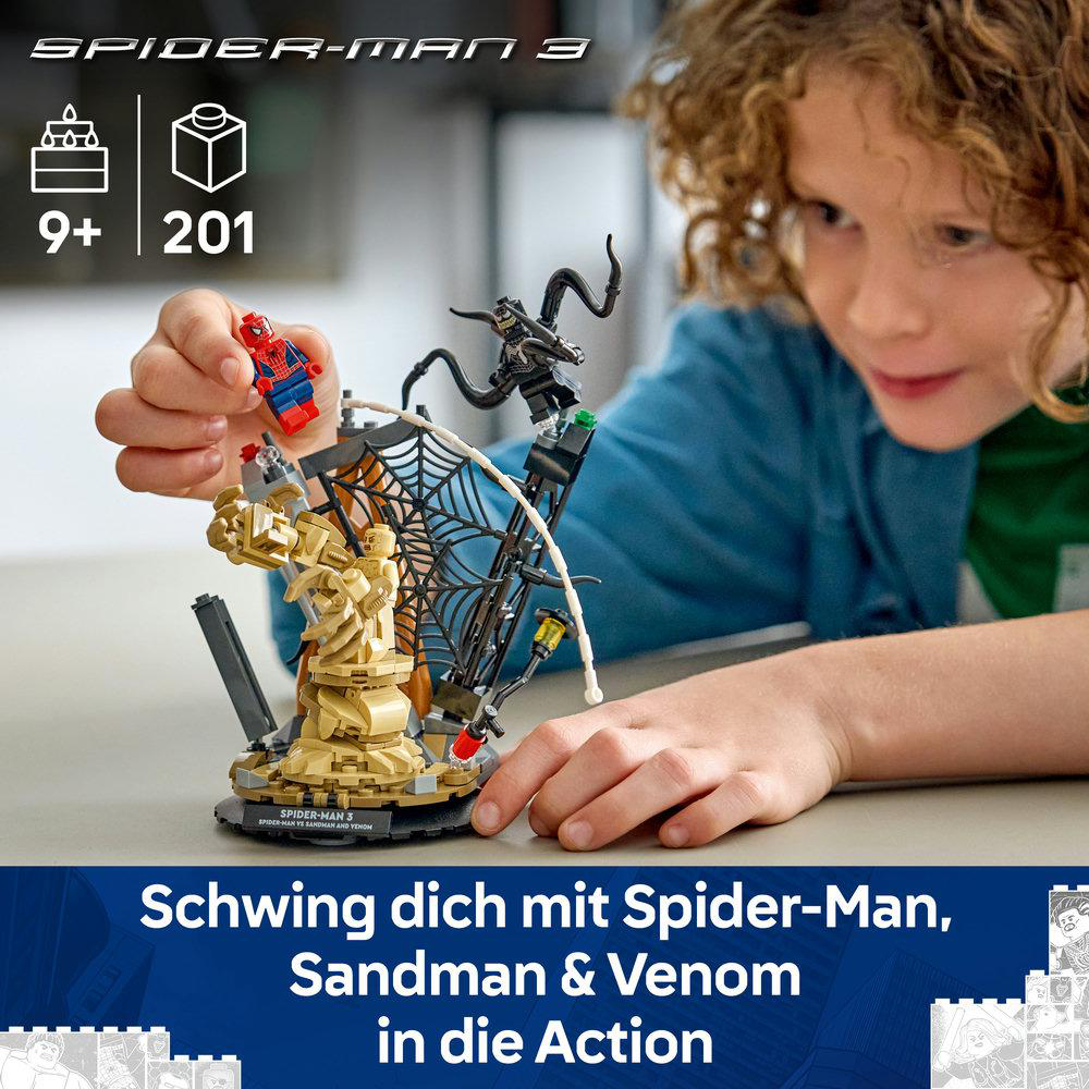 Kind spielt mit Lego-Set von Spider-Man, Sandman und Venom mit Spinnennetz-Element.