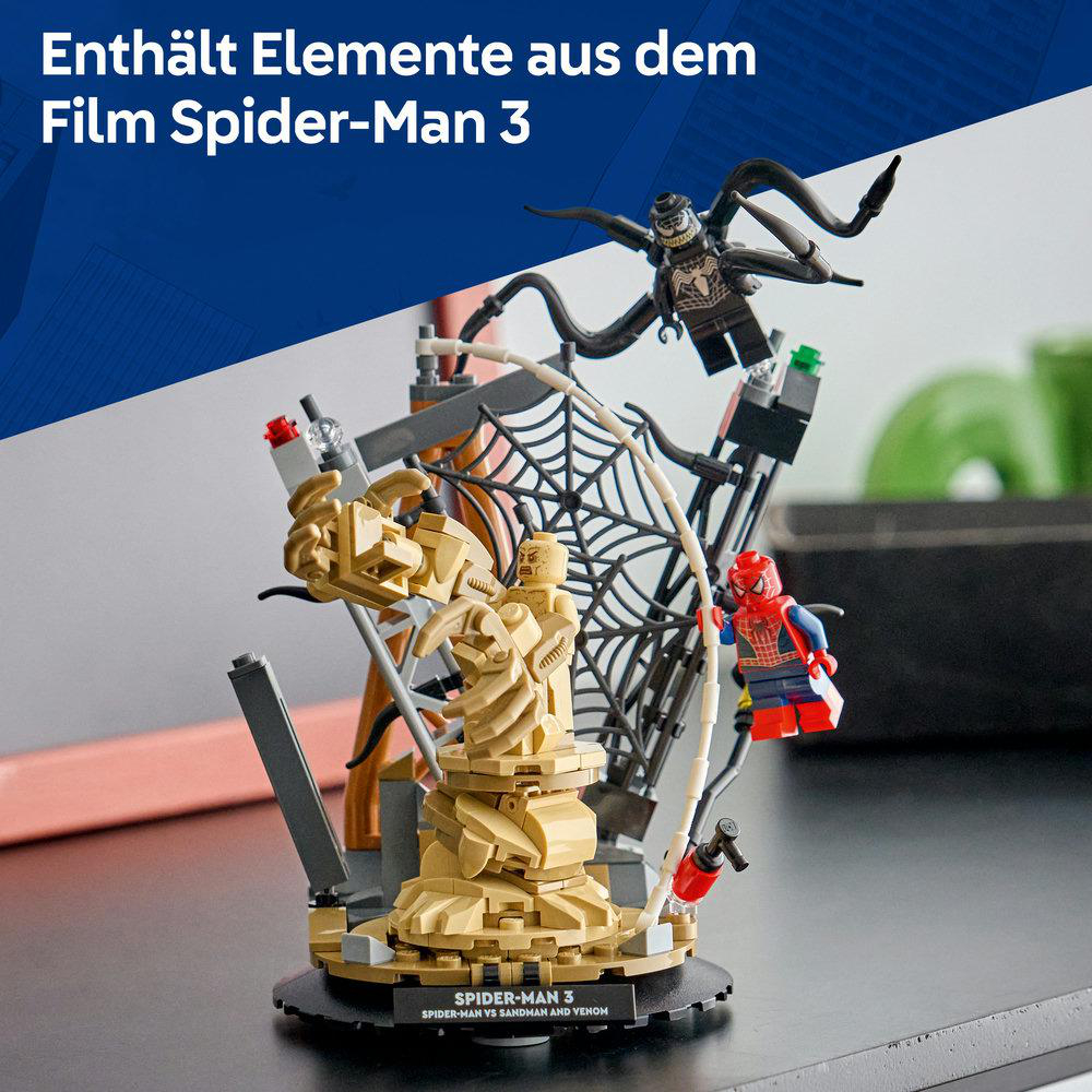 Lego Spider-Man, Venom und Sandman Figuren im Kampf. Spidey hängt am Netz.