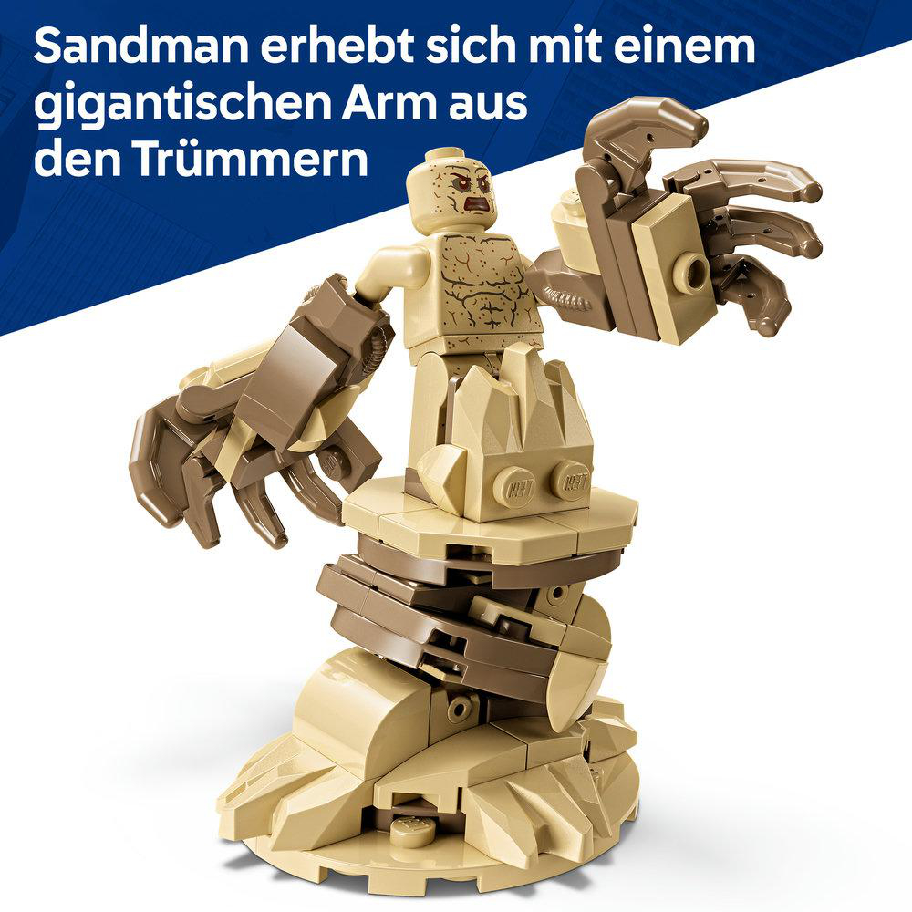 Sandman mit riesigem Arm aus Trümmern