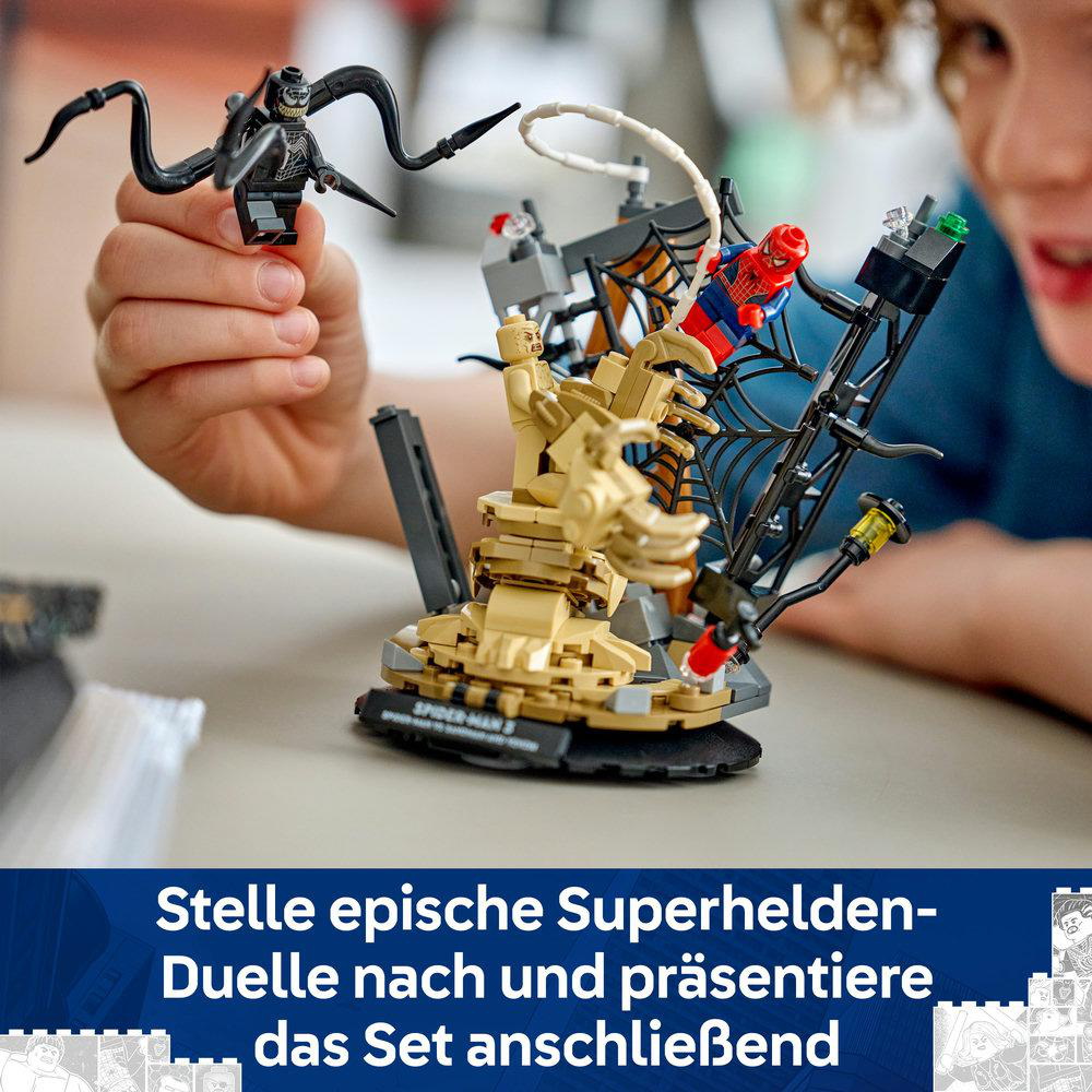 Ein Kind hält eine Venom-Figur neben einem Lego-Set mit Spider-Man.