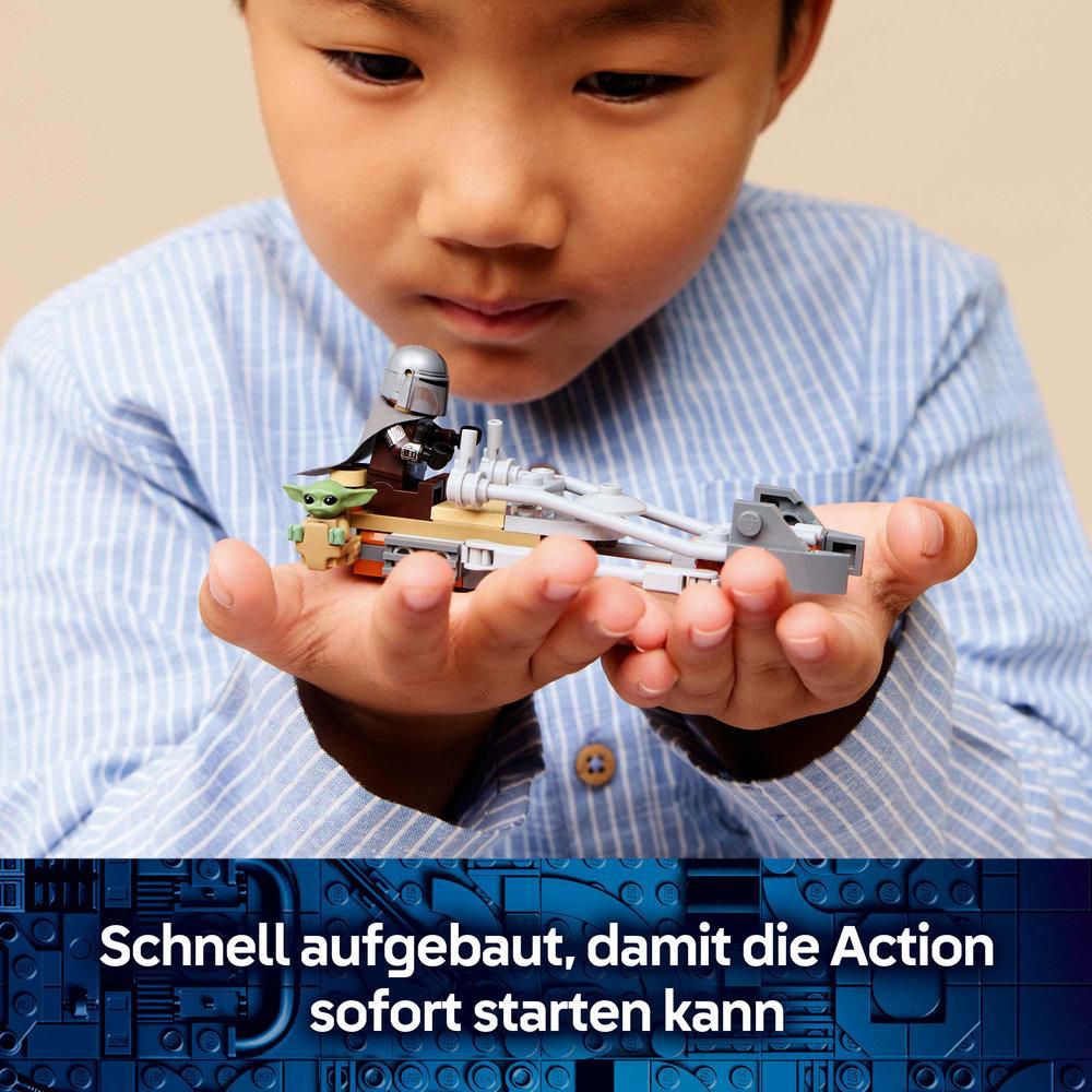 Ein Kind hält ein Lego-Modell mit Mando und Grogu auf der Hand.