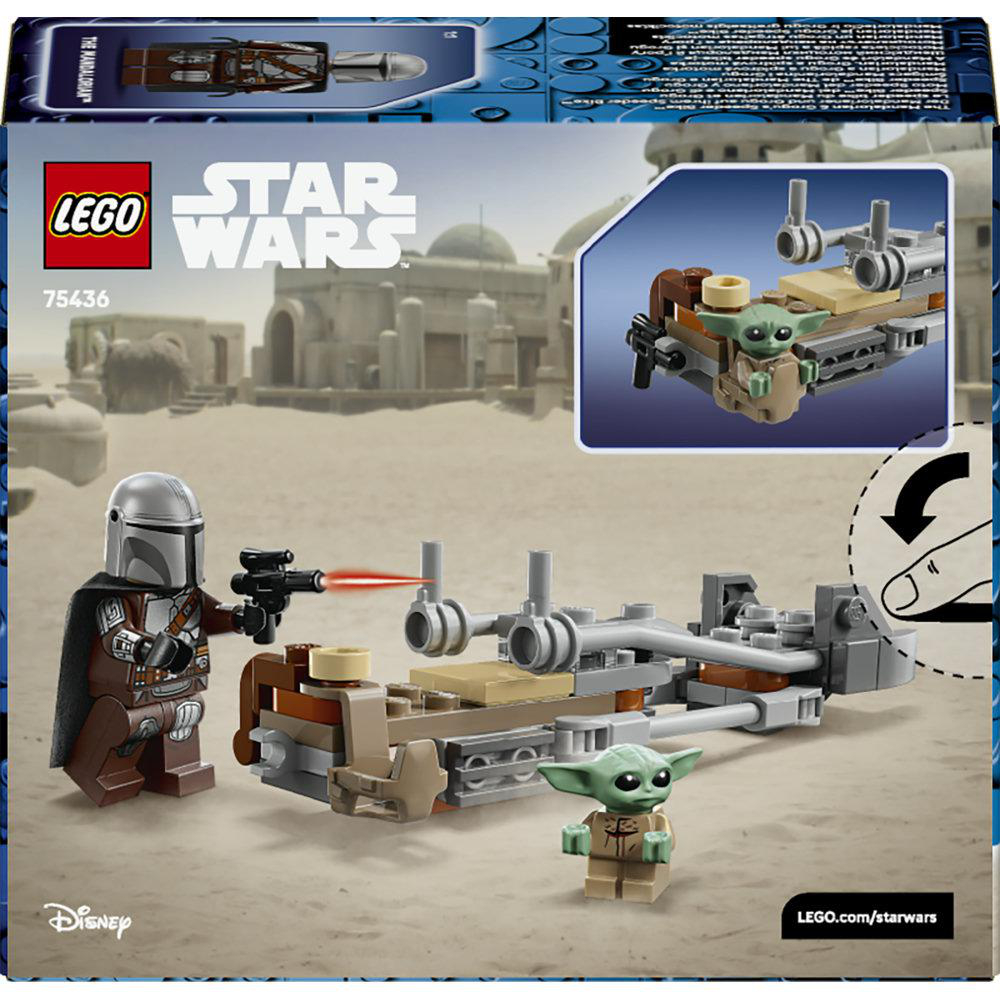 Mandalorianer mit Blaster und Speeder-Bike, daneben Baby Yoda.