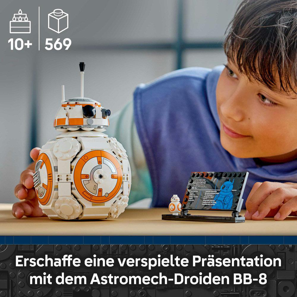 Ein Junge betrachtet einen BB-8 Lego-Droiden und ein Info-Display.