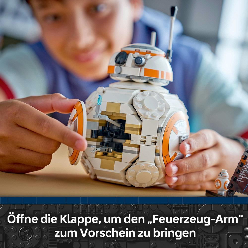 Ein Kind baut einen weißen und orangen BB-8 Roboter aus Legosteinen.