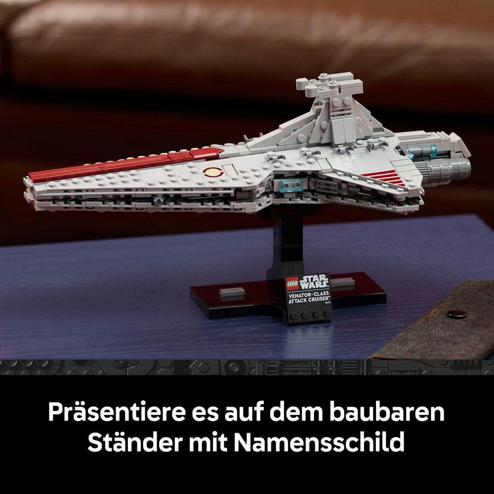 Ein graues Lego-Raumschiff auf einem Ständer mit Namensschild.