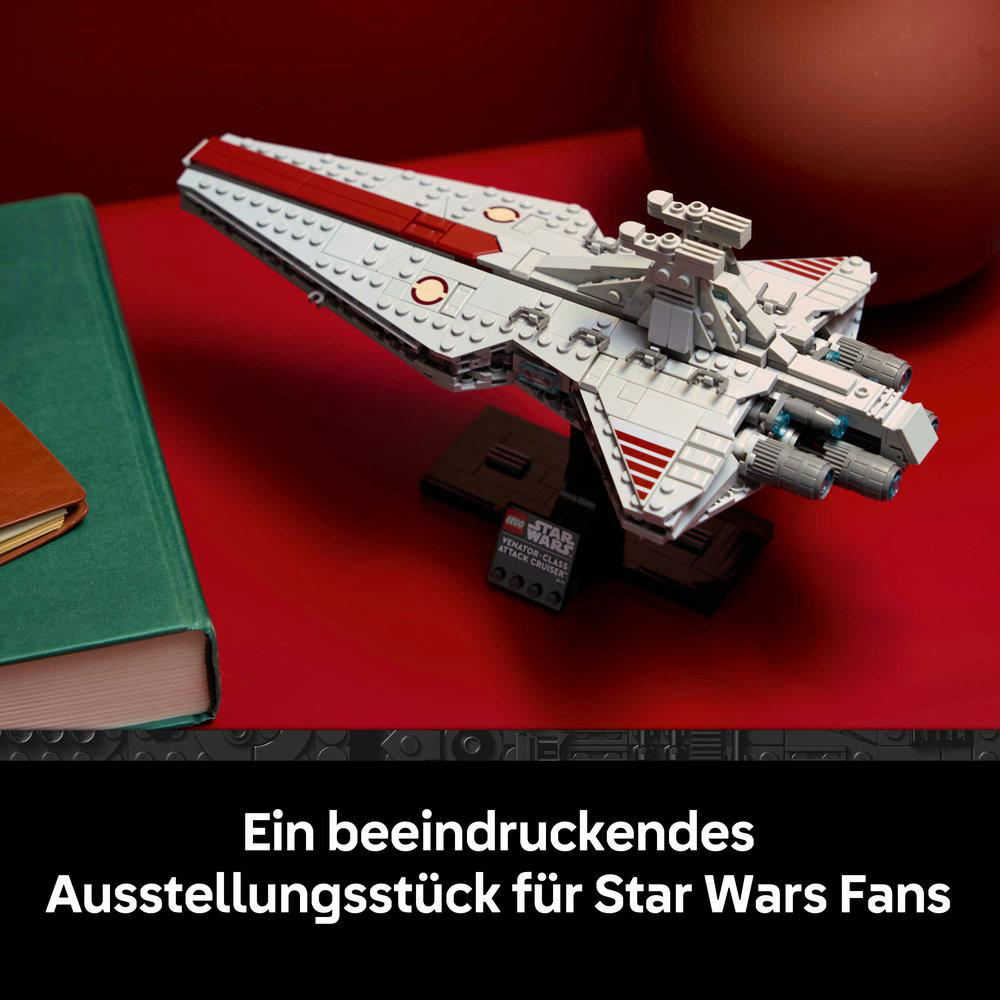 Lego Star Wars Venator-Klasse Angriffskreuzer auf einem Ständer. Ein Buch liegt links.