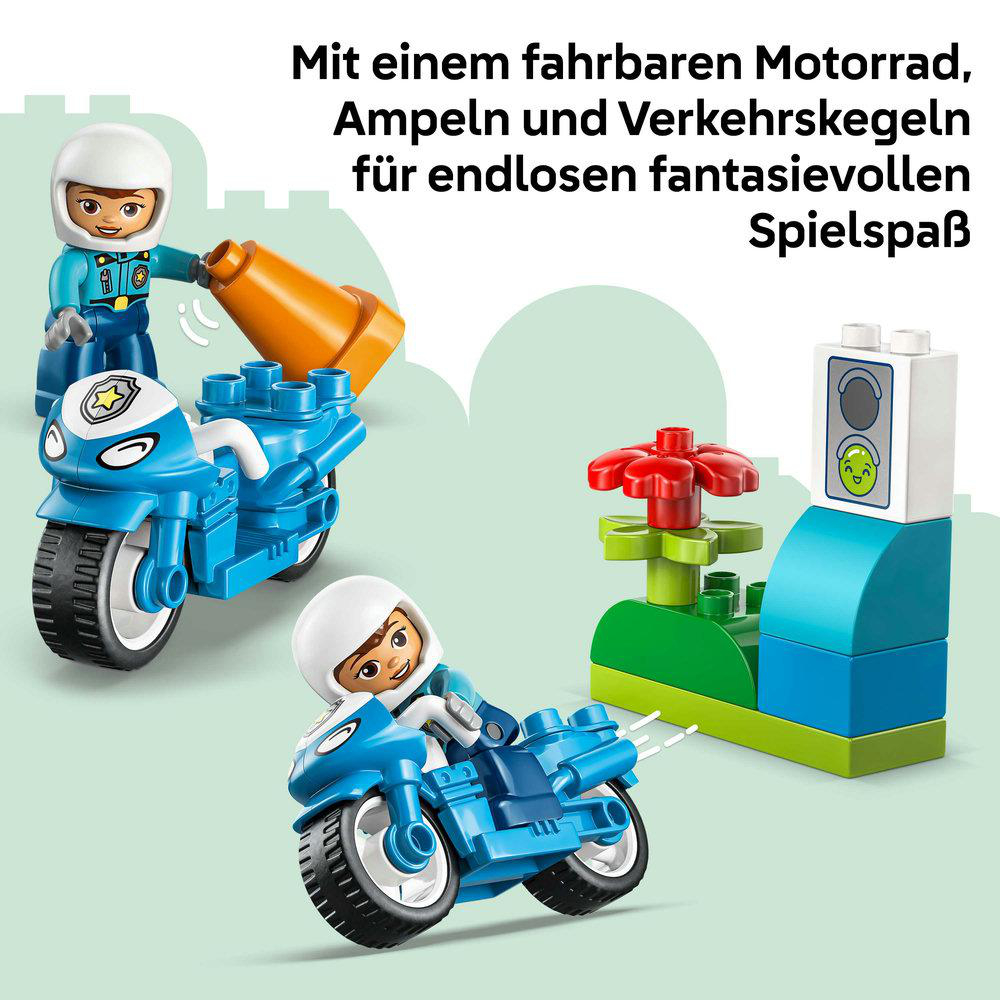 Zwei Figuren auf Motorrädern mit Verkehrsspielzeug. Ein Kegel ist daneben.