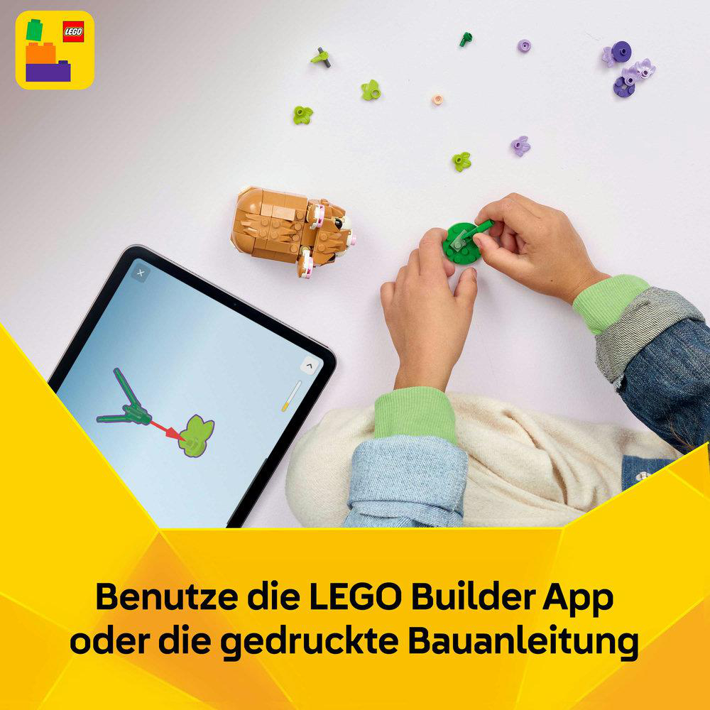Kinder bauen mit LEGO auf einem Tablet. Kleine LEGO-Teile liegen verstreut.