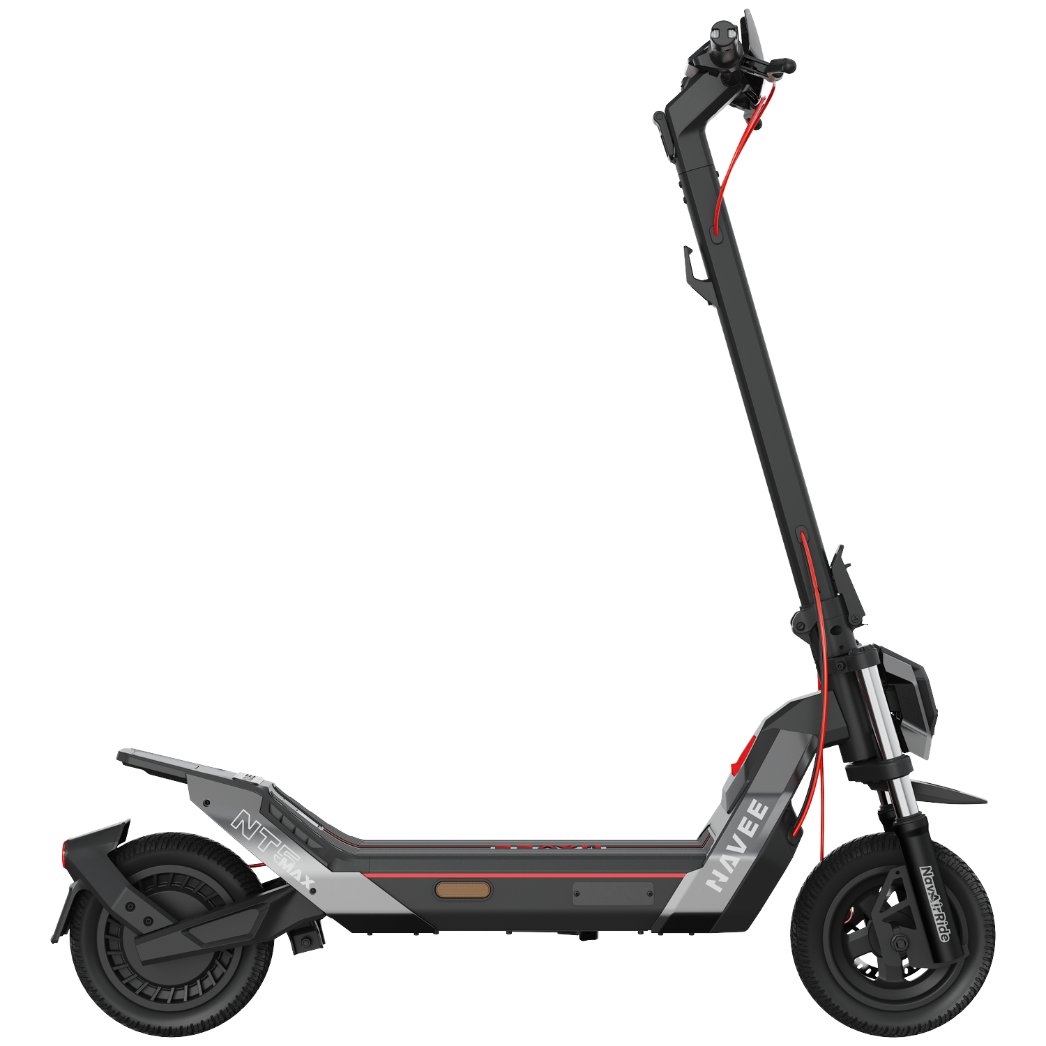 Een zwarte elektrische step met rode accenten staat op een witte achtergrond.