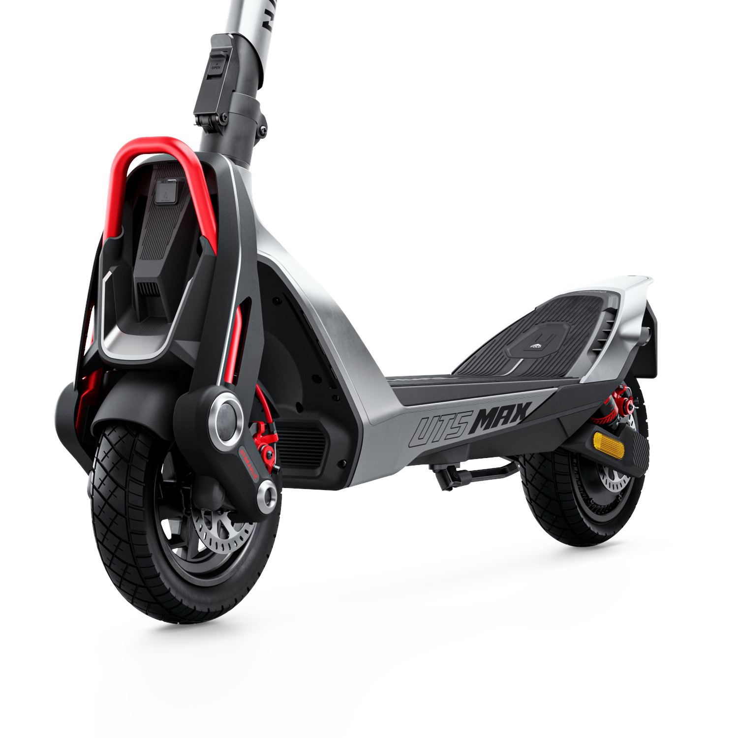 Een zilveren elektrische scooter met rode accenten op zwarte achtergrond.