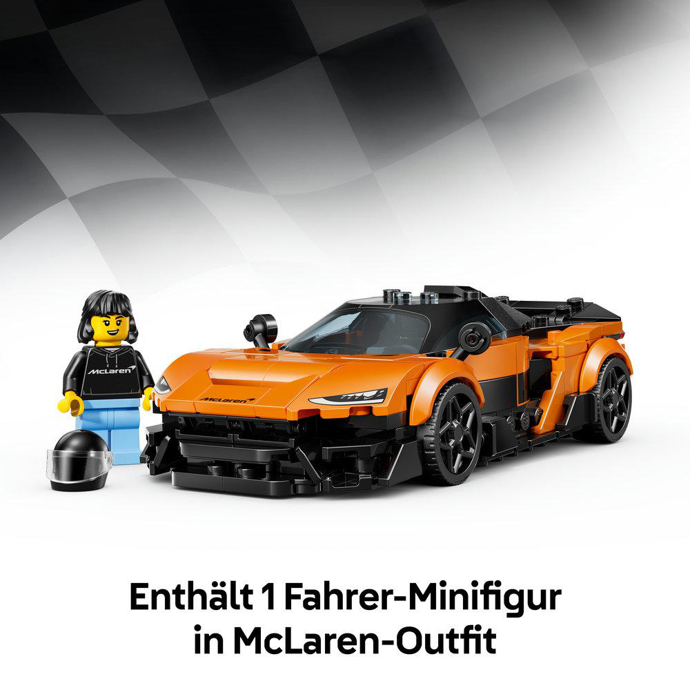 Ein orangefarbener Lego McLaren mit Minifigur und Helm auf kariertem Hintergrund.