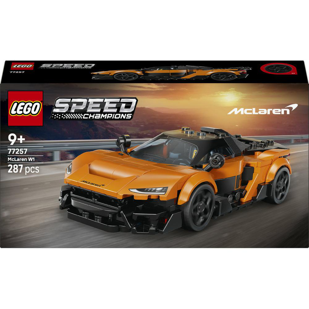 Orange Lego McLaren W1 auf einer Straße mit Berge im Hintergrund.