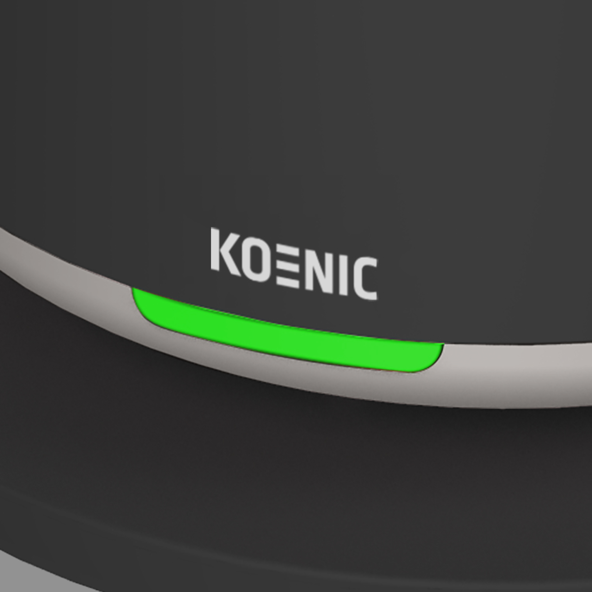 Beyaz KOENIC logosu ve yeşil ışığı olan gri bir cihaz.