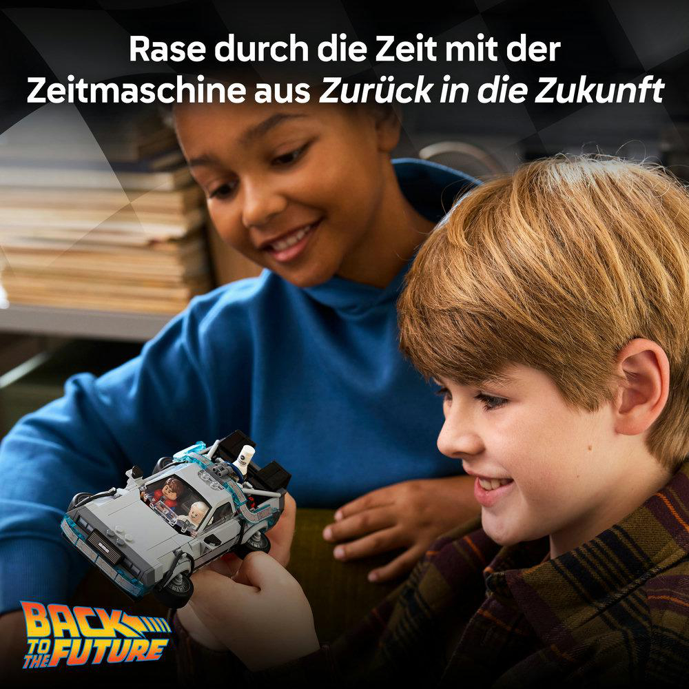 Zwei Jungen spielen mit einer DeLorean-Zeitmaschine aus Lego.
