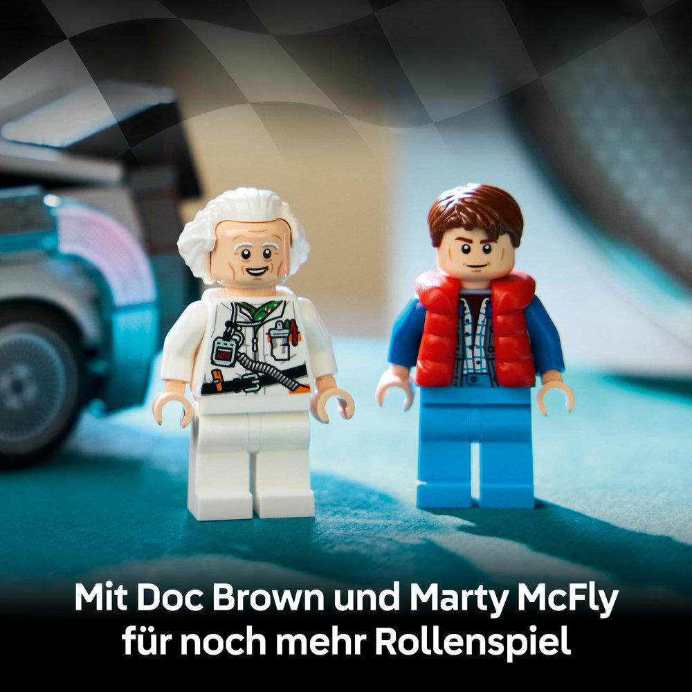 Lego-Figuren von Doc Brown und Marty McFly stehen vor einem Auto.