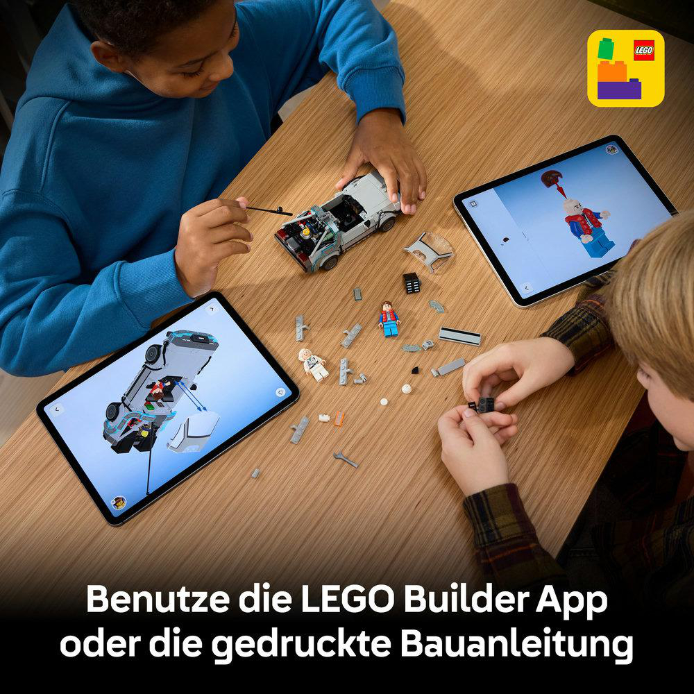 Zwei Kinder bauen mit LEGO-Steinen und Tablets, die Anleitungen zeigen.