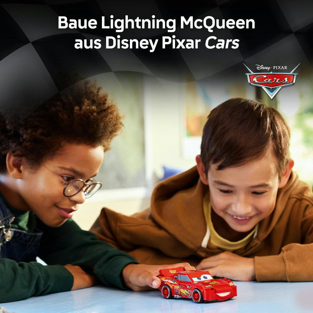 Zwei Jungen spielen mit einem roten Lightning McQueen Spielzeugauto.